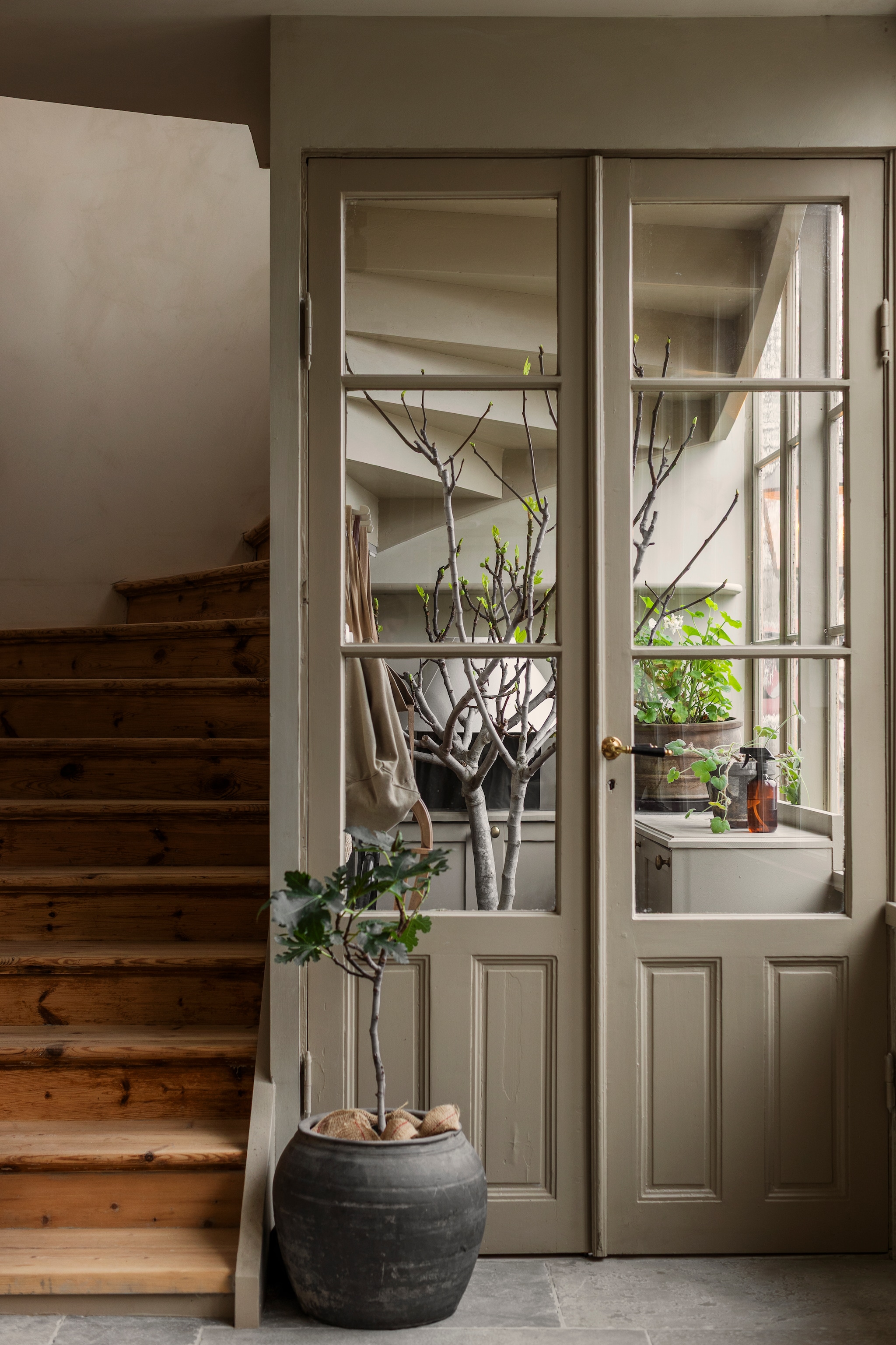 Vergelijkbare verfkleur Jitney van Farrow & Ball en Sienna van Shades by Eric Kuster. vtwonen landelijk 9-2026 | Styling Mari Strenghielm | Fotografie Lina Ostling