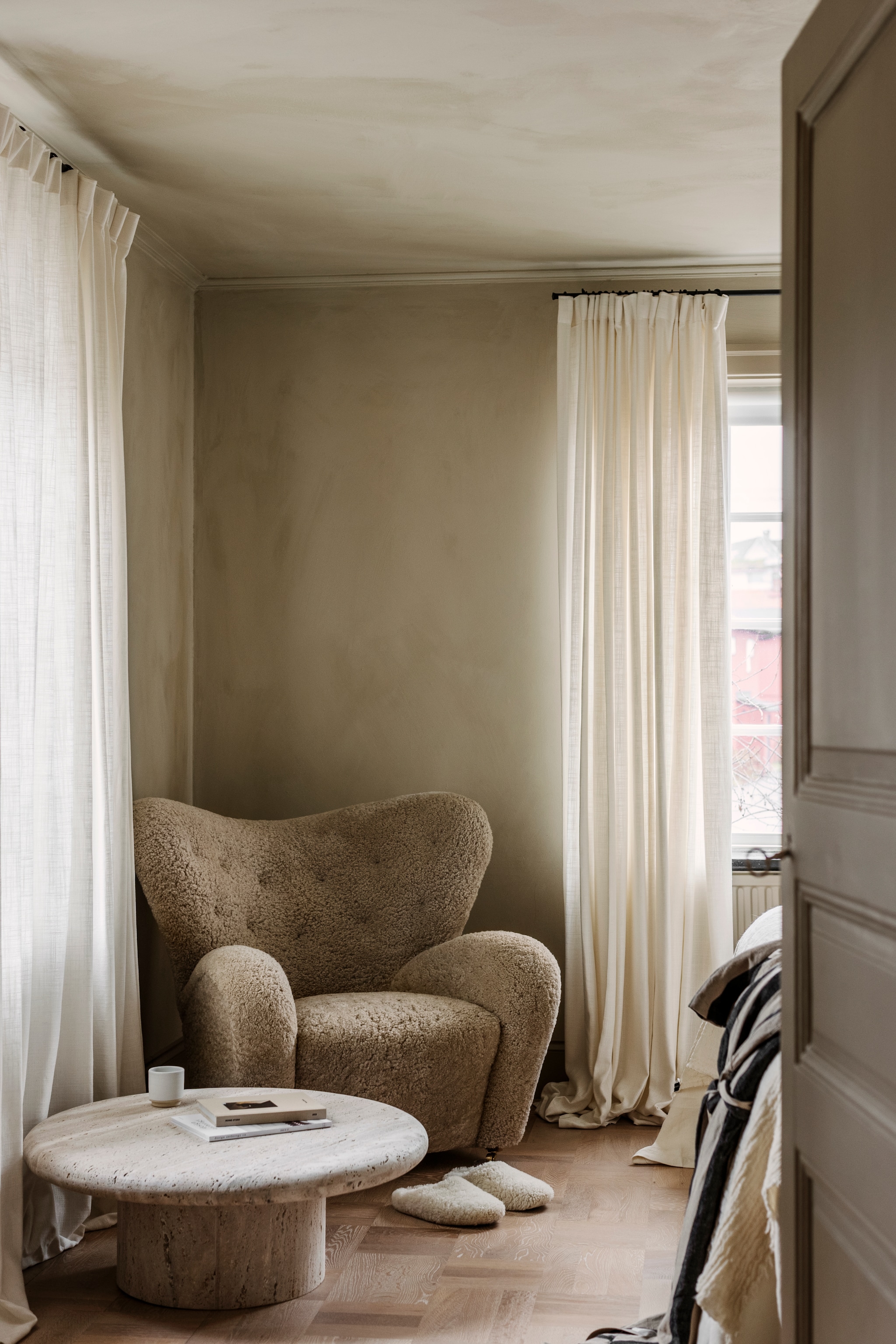 Loungefauteuil Tired Man van Audo Copenhagen. Travertijn salontafel  Armand  & Francine. vtwonen landelijk 9-2026 | Styling Mari Strenghielm | Fotografie Lina Ostling