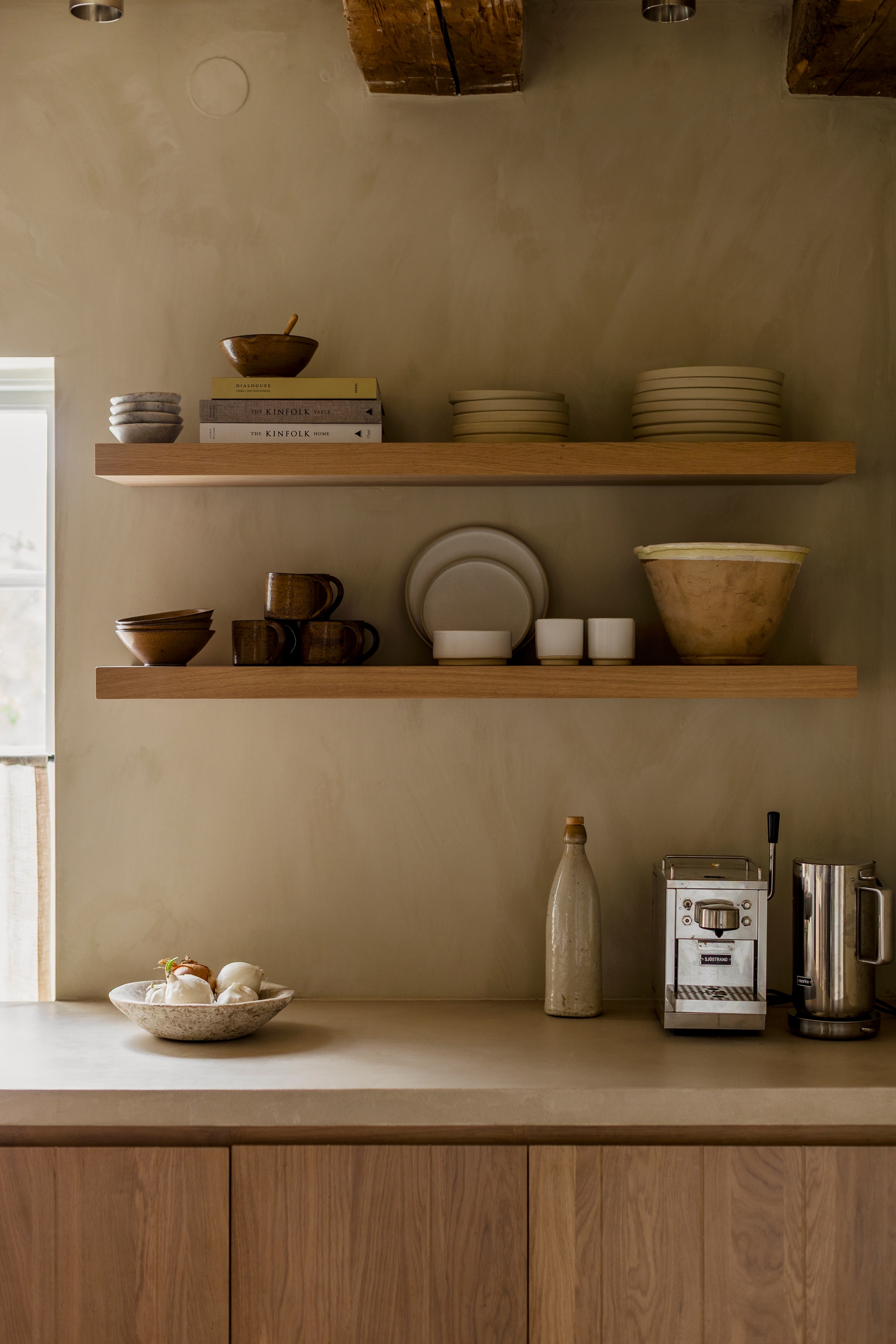 Handgemaakte keramieken schalen en kopjes uit Laos via Noy Road. Vintage potten, schalen en porselein via Bergenströms Rekvisita. Gordijn via B.a. Studio. vtwonen landelijk 9-2026 | Styling Mari Strenghielm | Fotografie Lina Ostling