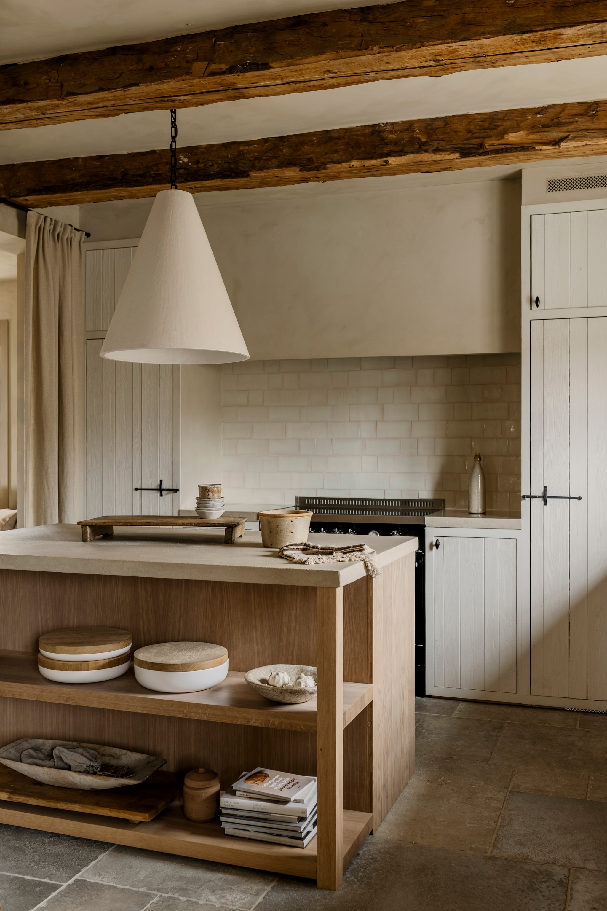 Keuken in licht eikenhout van Lidhults. Aanrechtbladen in Claystone door Creative Coatings. Oven Bertazzoni. Handgemaakte keramieken schalen en kopjes uit Laos via Noy Road. Hanglamp Rose Uniacke. vtwonen landelijk 9-2026 | Styling Mari Strenghielm | Fotografie Lina Ostling