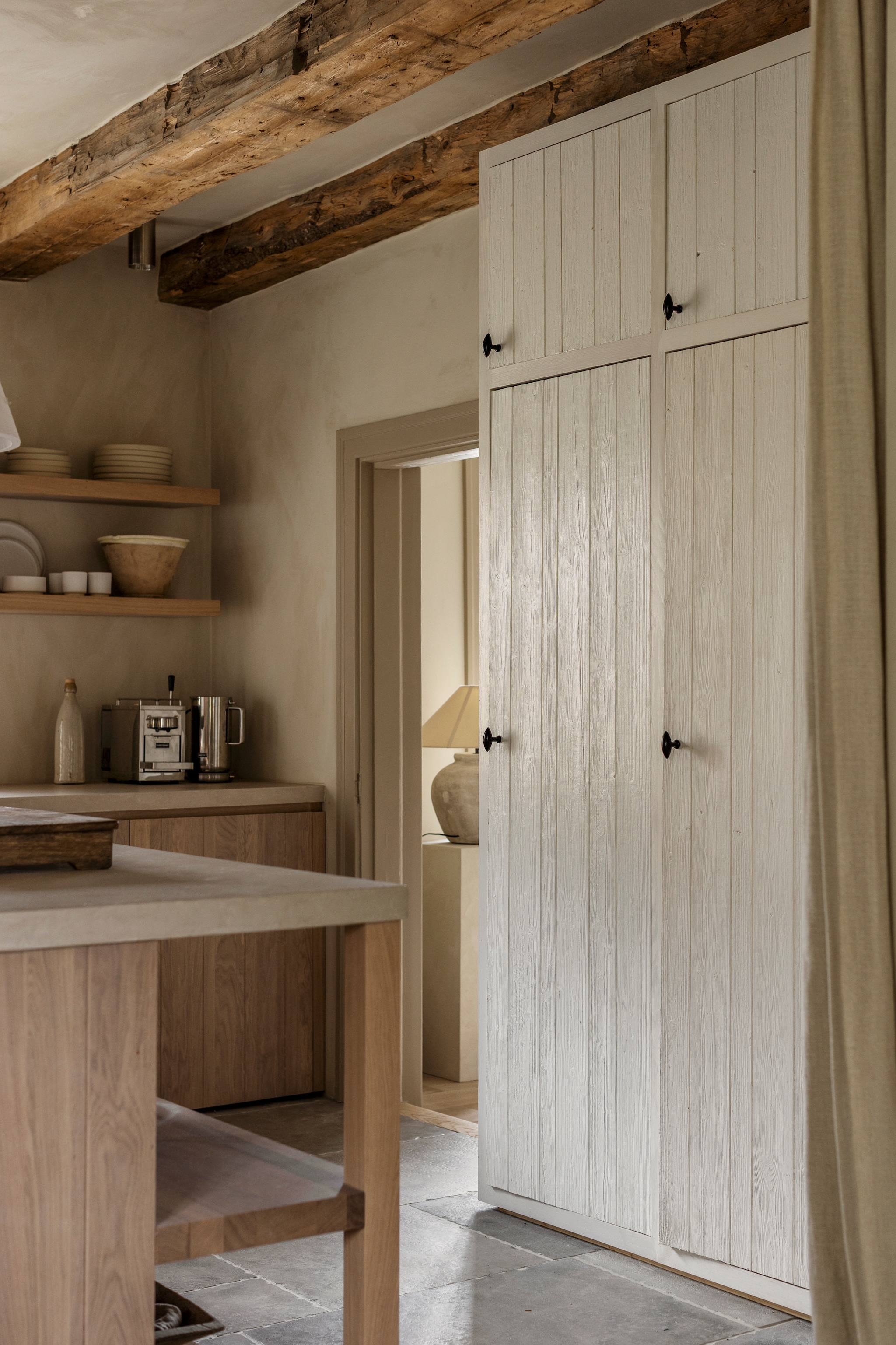 Keuken in eikenhout van Lidhults. Aanrechtbladen in Claystone door Creative Coatings. vtwonen landelijk 9-2026 | Styling Mari Strenghielm | Fotografie Lina Ostling