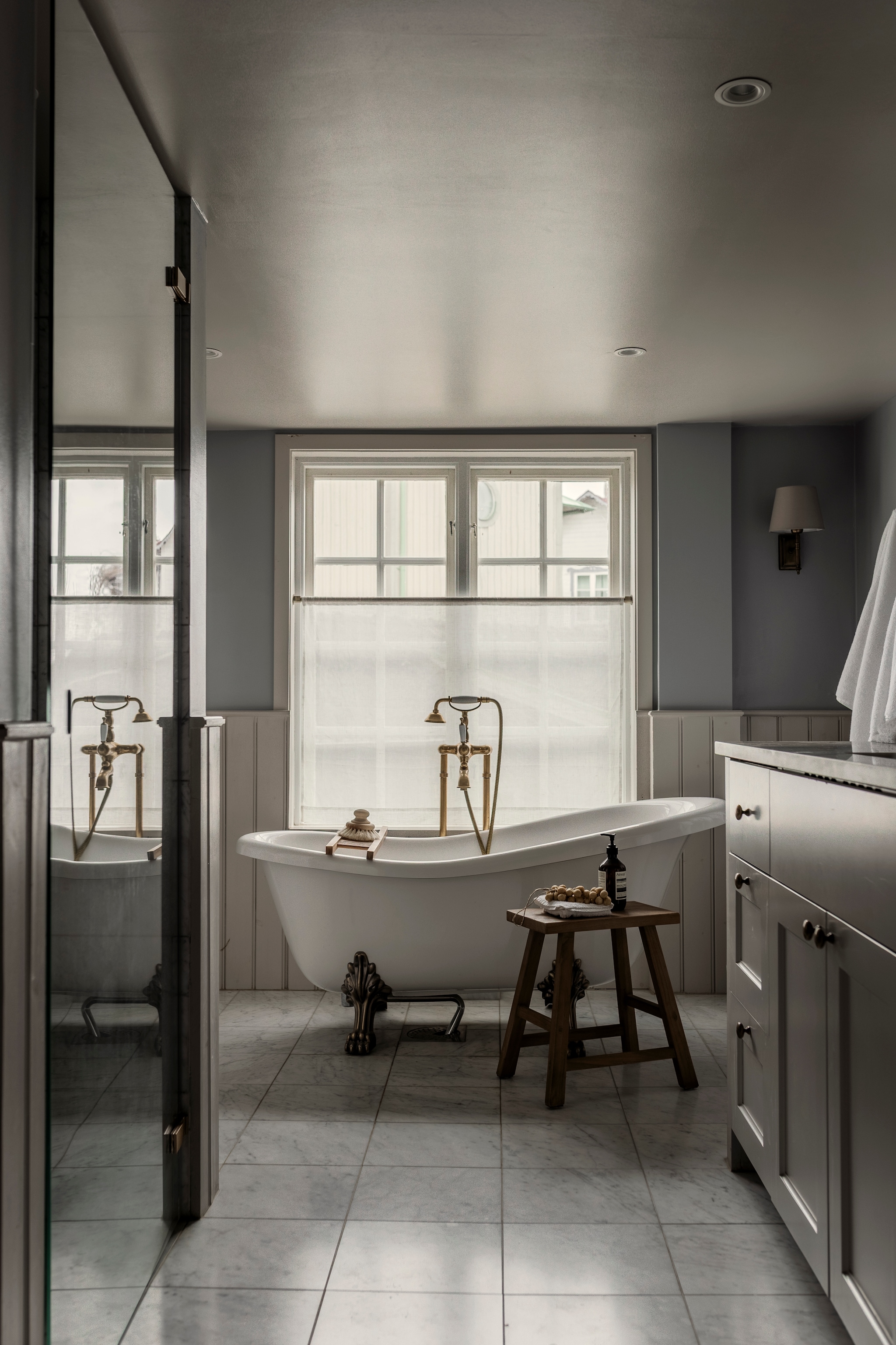 Kruk van Snowdrops Copenhagen. Zeep van Bergenströms Rekvisita. Gordijn Gotain. Badborstel Iris Hantverk. vtwonen landelijk 9-2026 | Styling Mari Strenghielm | Fotografie Lina Ostling