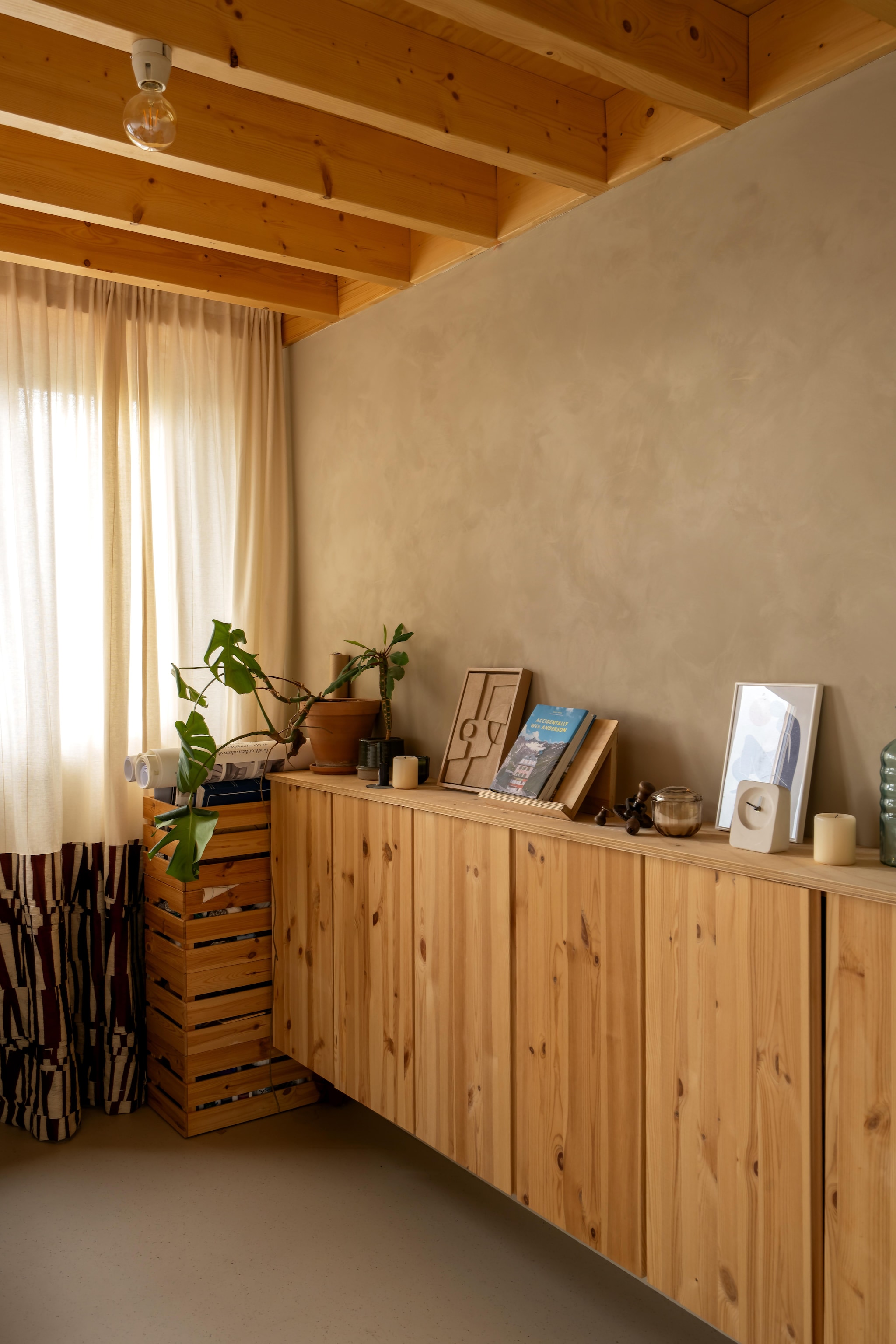 Op de muur marble paint in kleur Via Aurelia van St. Leo. Kasten Ivar, gordijnen Ikea met strook stof van Fabric House. vtwonen 09-2026 | fotografie Lotte van Uittert