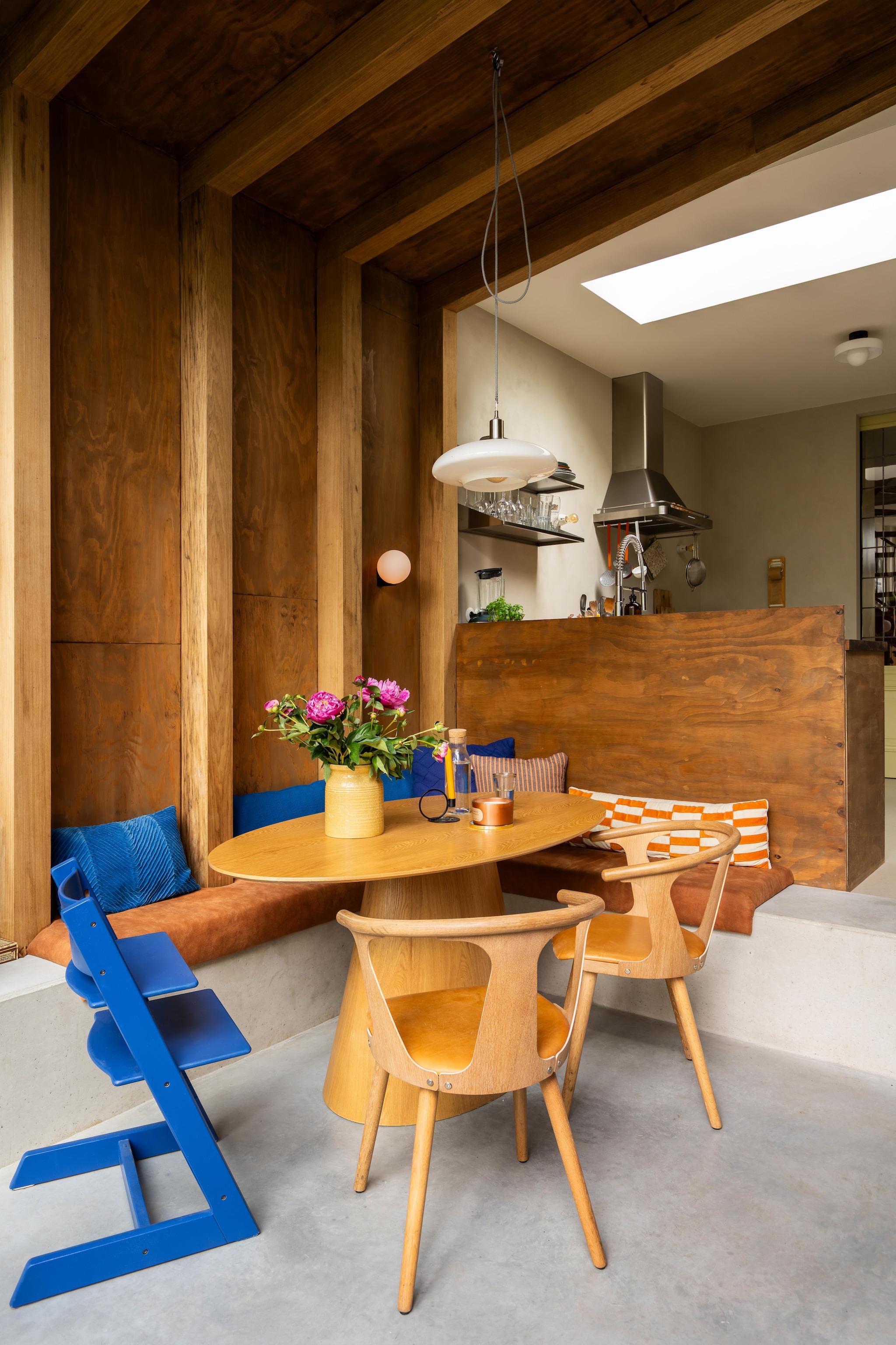 Eetbank zelfgemaakt van onderlegger van mdf en koudschuim bespannen met tweedehands leer. Kinderstoel Stokke. Wandlamp Nostalux. Eettafelstoelen van &Tradition via Marktplaats. Eettafel Marktplaats. Lamp boven eettafel Ikea. vtwonen 09-2026 | fotografie Lotte van Uittert