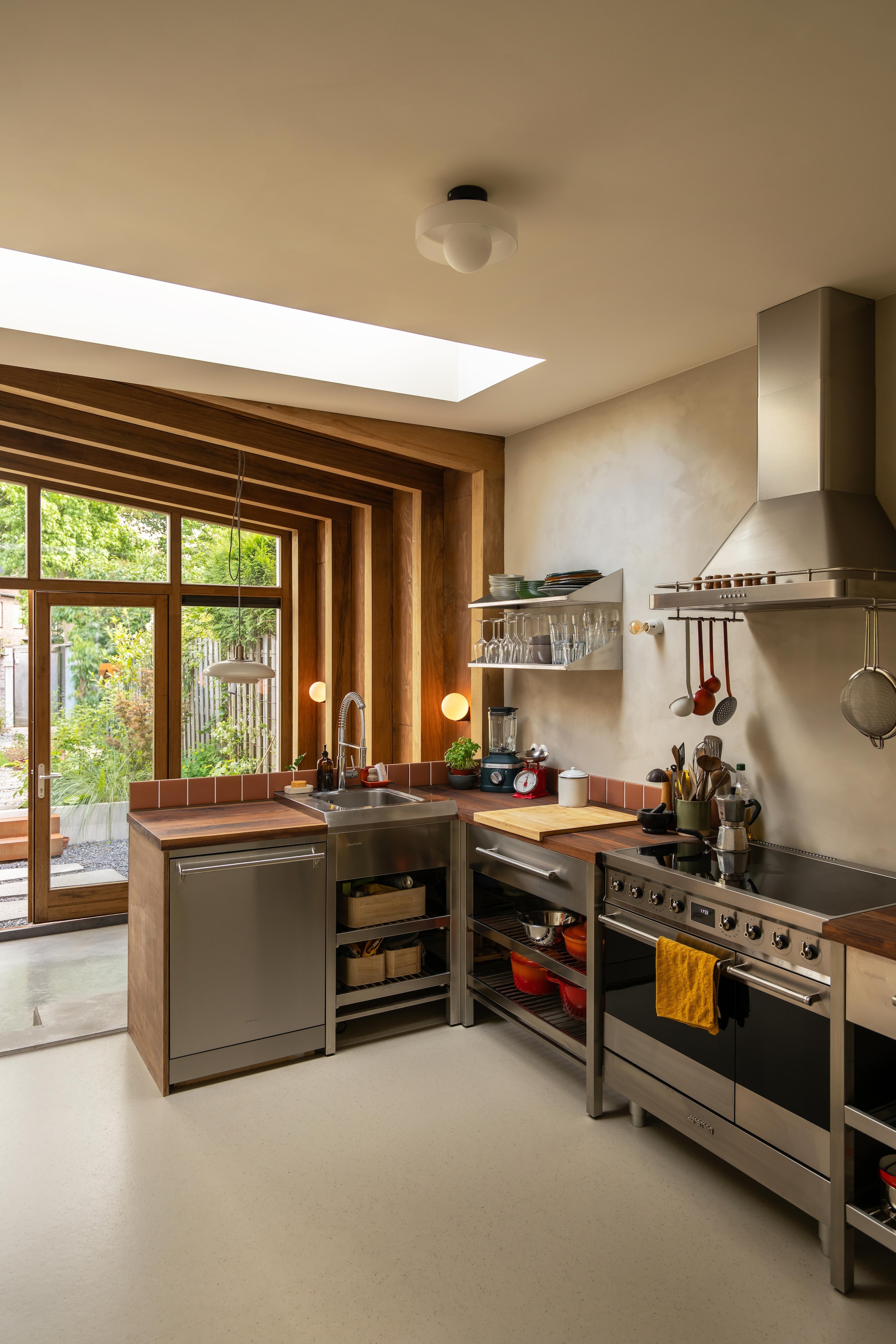 Keuken gemaakt van oude horecakeukens via Marktplaats, ook te koop via horecadump. Op de muren marble paint, kleur Via Aurelia van St. Leo. Planken Xxl Horeca. Weegschaal kringloop. vtwonen 09-2026 | fotografie Lotte van Uittert