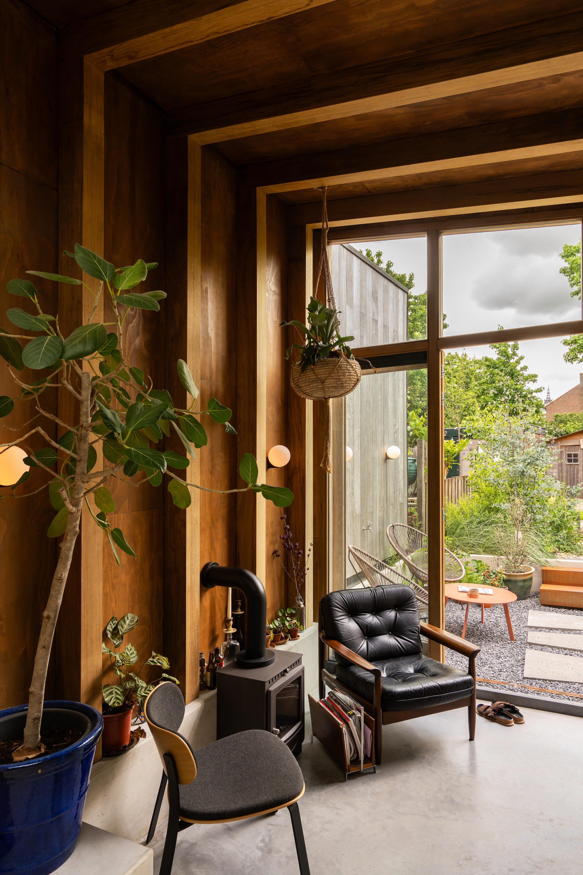 Loungestoel van True Design via Marktplaats. Grijze stoel True Design. Bio ethanolhaard Hamlet Solution. Lectuurmand kringloop. Alle porseleinen fittingen Oudebouwmaterialen Eemnes. vtwonen 09-2026 | fotografie Lotte van Uittert