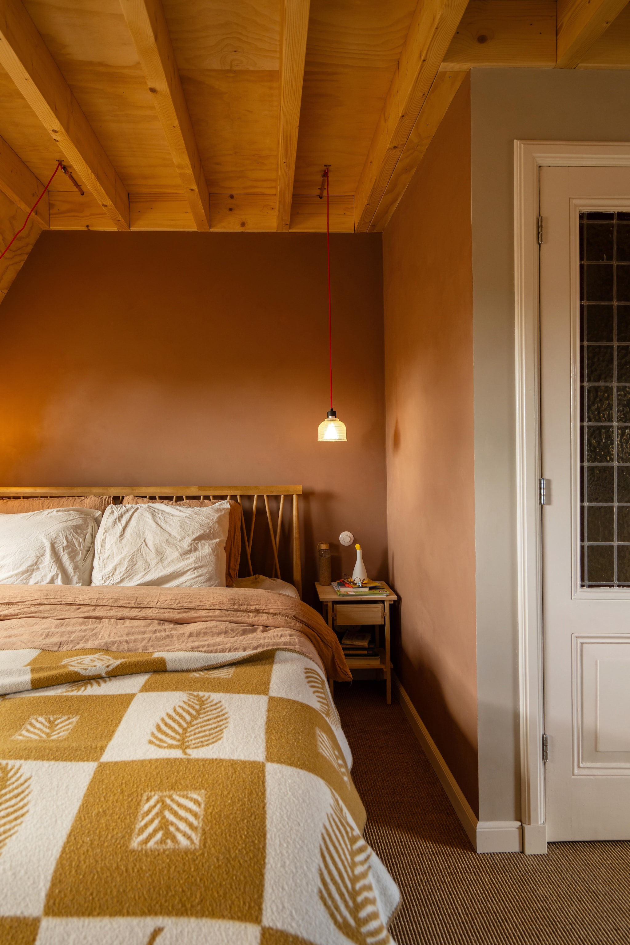 Op de muur marble paint, kleur Prinsessegade van St. Leo. Bed Quilda van La Redoute. Nachtkastje Ikea. Lamp kringloop. vtwonen 09-2026 | fotografie Lotte van Uittert