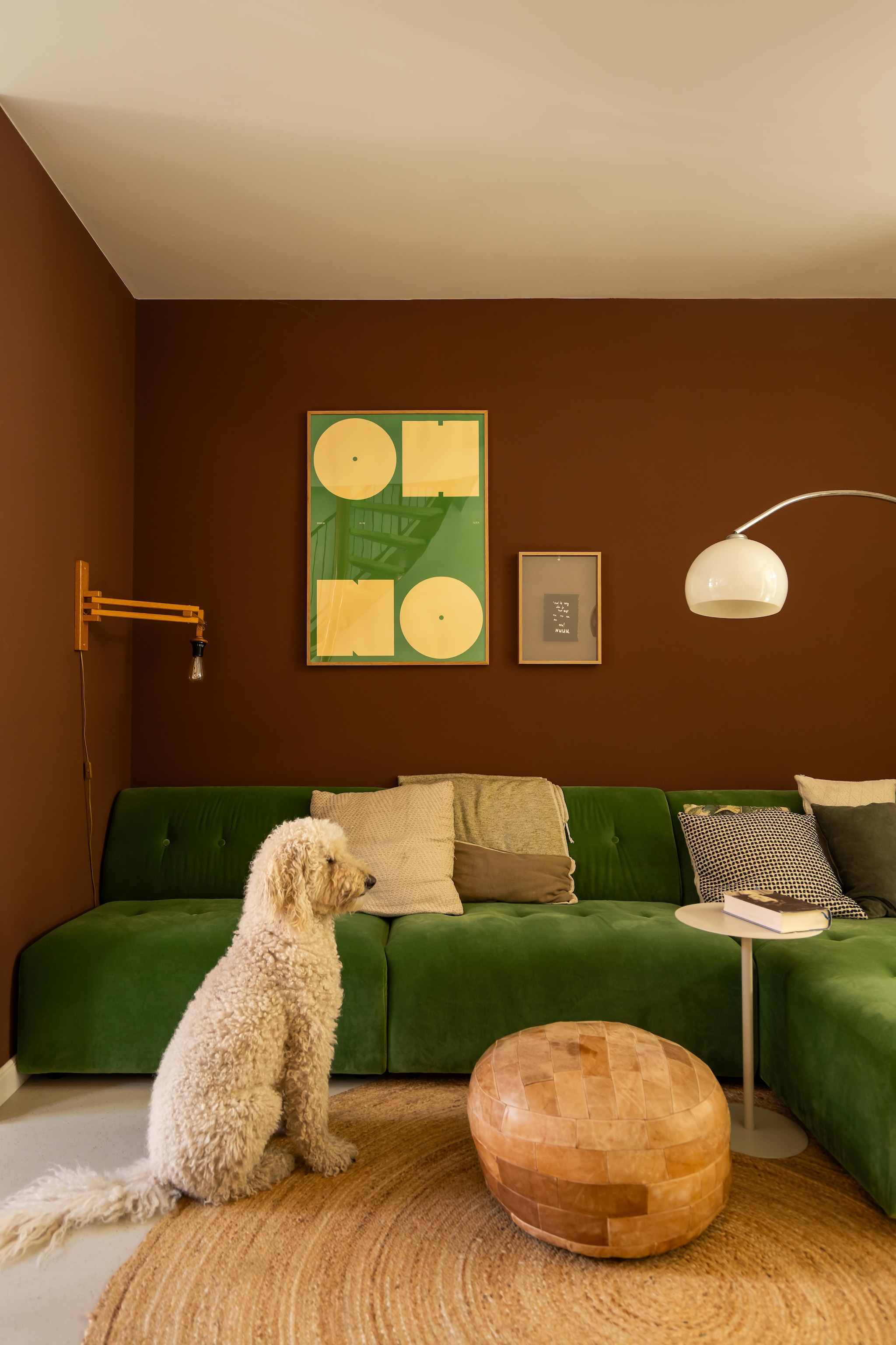 Op de muren marble paint, kleur Coffee van St. Leo. Scharnierlamp kringloop. Bank via Marktplaats  vtwonen 09-2026 | fotografie Lotte van Uittert