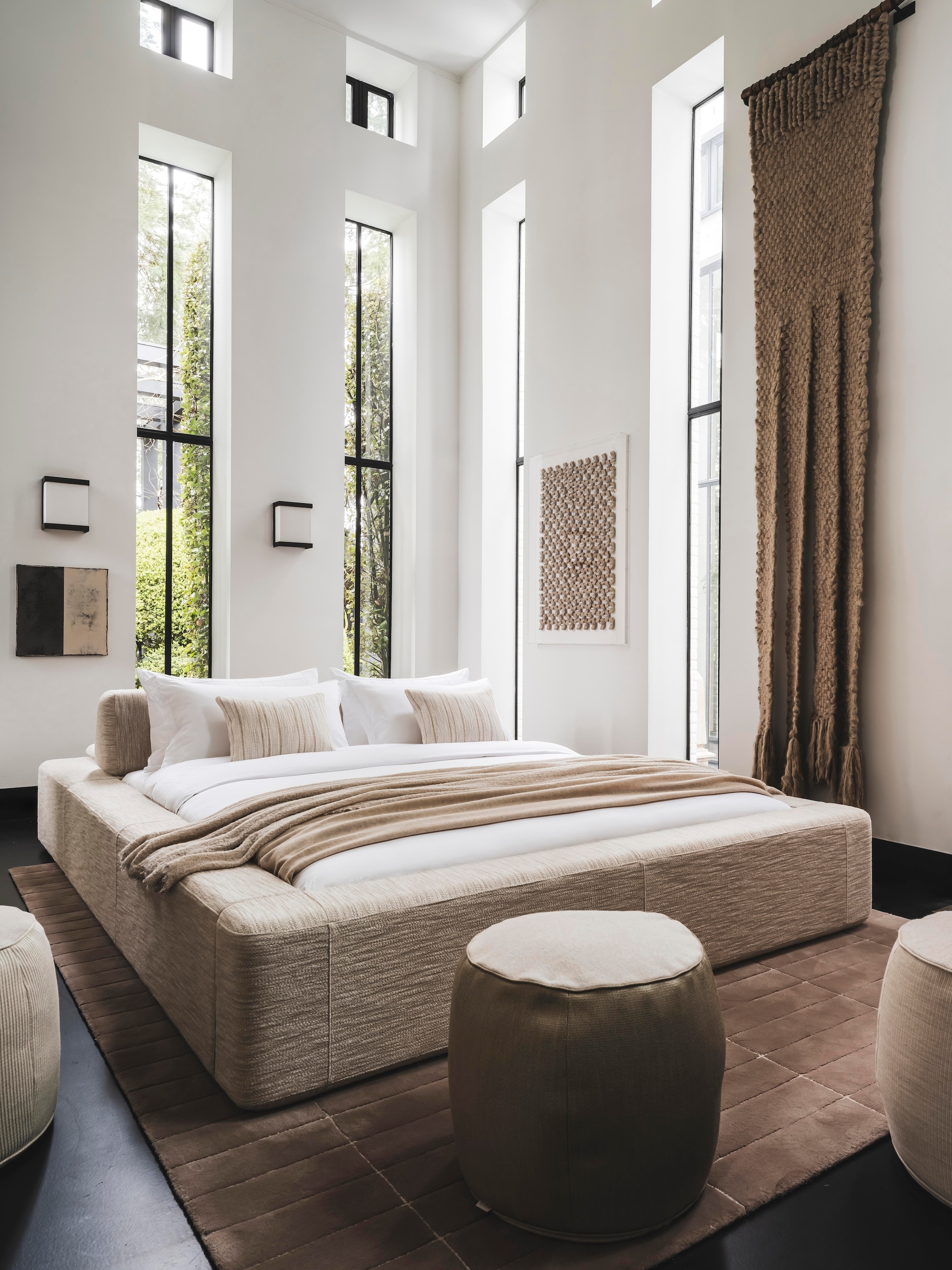 Bedombouw Sea Extra van Wolterinck met aan het hoofdeinde een bankje. Het royale ontwerp komt goed tot zijn recht in een loftachtig interieur. vtwonen design 08-2026