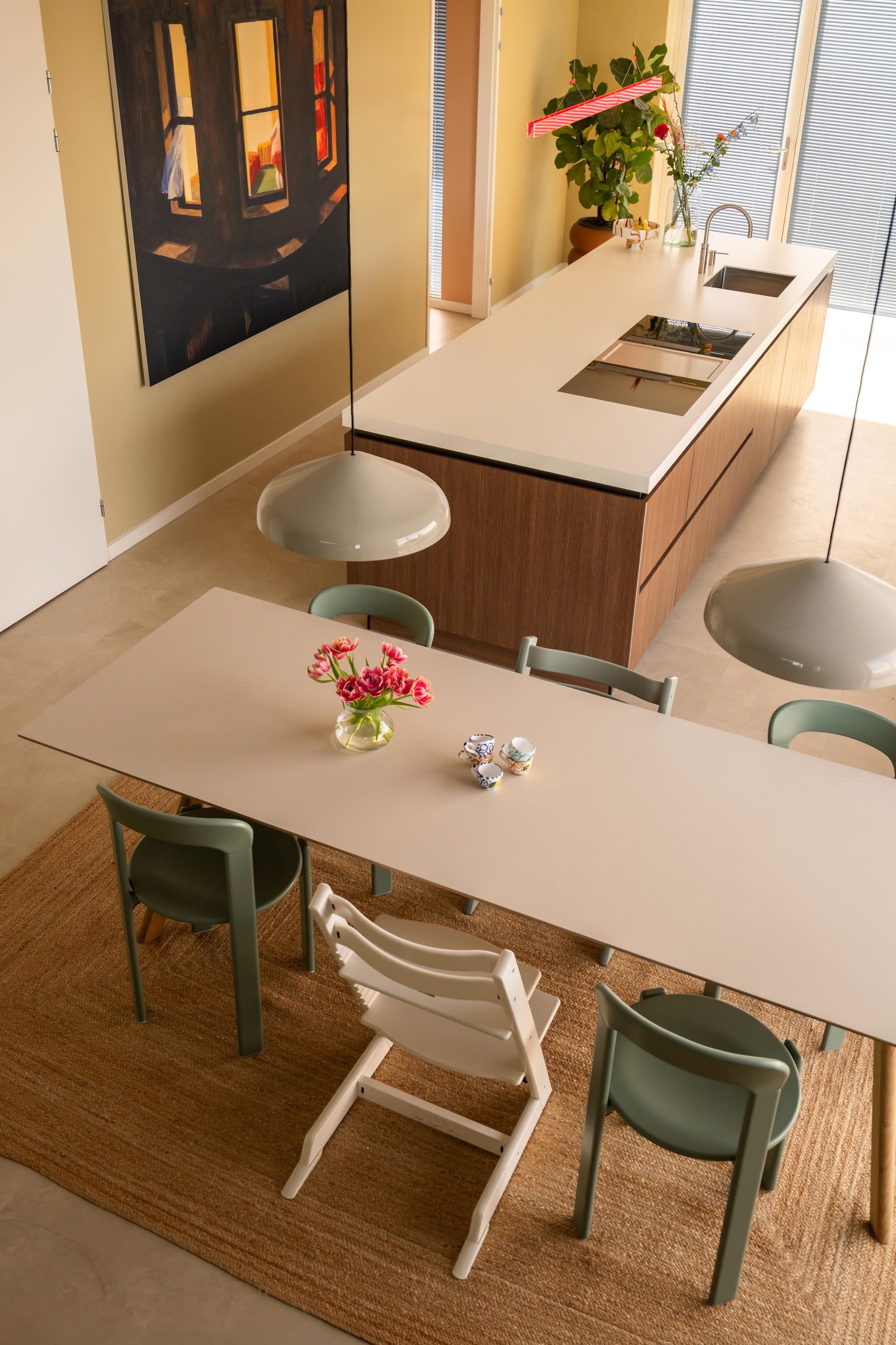 Keuken Mandemakers. Kraan Quooker. Hanglamp Bridge van Tonone. Vloer Stanmore dryback beige van Floorlife. Kunstwerk Night Windows van Edward Hopper via Werk aan de Muur. Kookplaat Bora. Plant Intratuin. Pot Elho. Aluminium jaloezieën Allure in Baby Blue van Veneta. Muurkleur Wild Wonder van Flexa. vtwonen 09-2026 | fotografie Lotte van Uittert