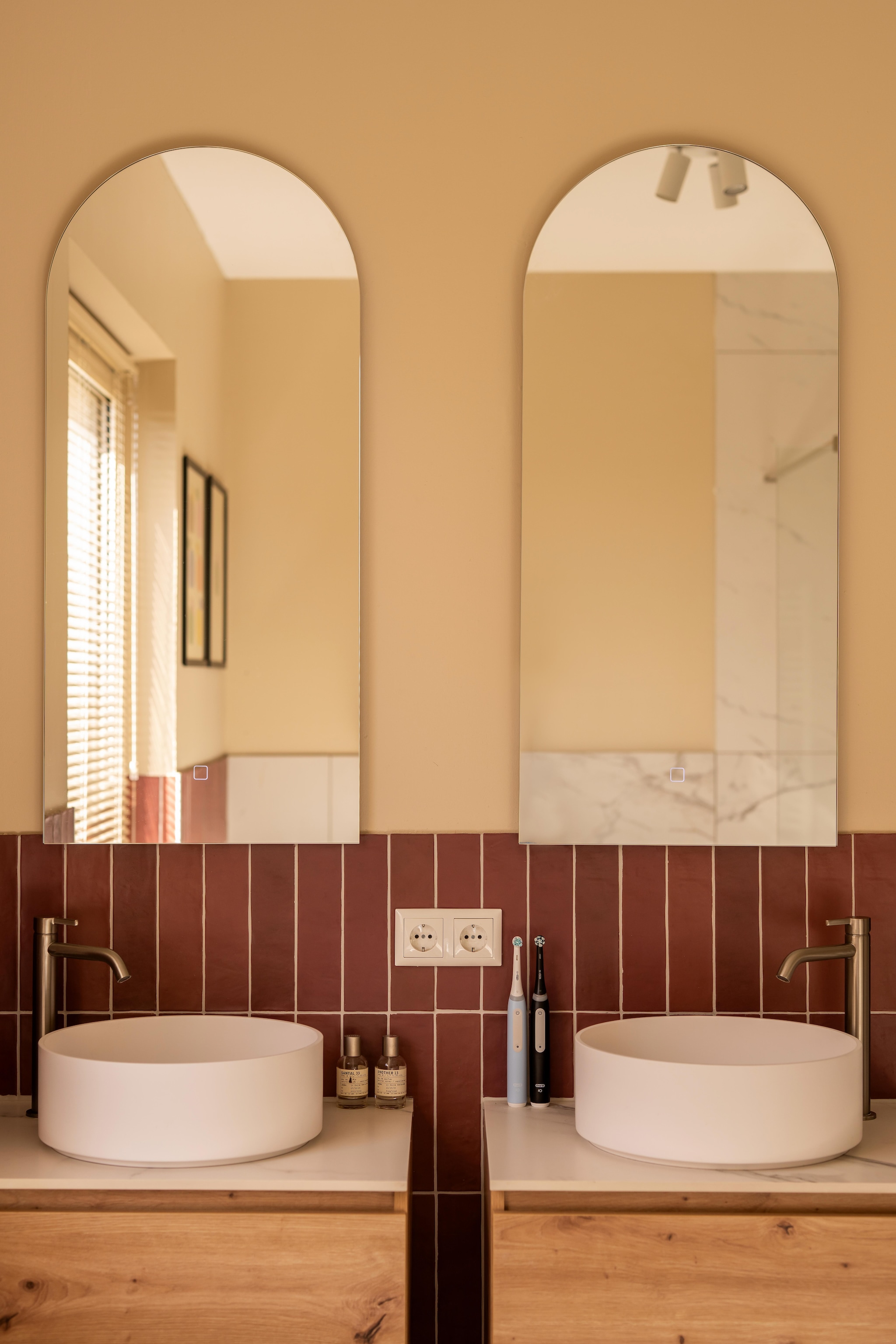 Tegels Atelier Bordeaux van Revoir Paris. Muurkleur Joa’s White van Farrow & Ball. Badkamermeubels Storke Ribs, waskommen Luca Varess Perla en spiegels Balmani Giro Arco van X2o. vtwonen 09-2026 | fotografie Lotte van Uittert