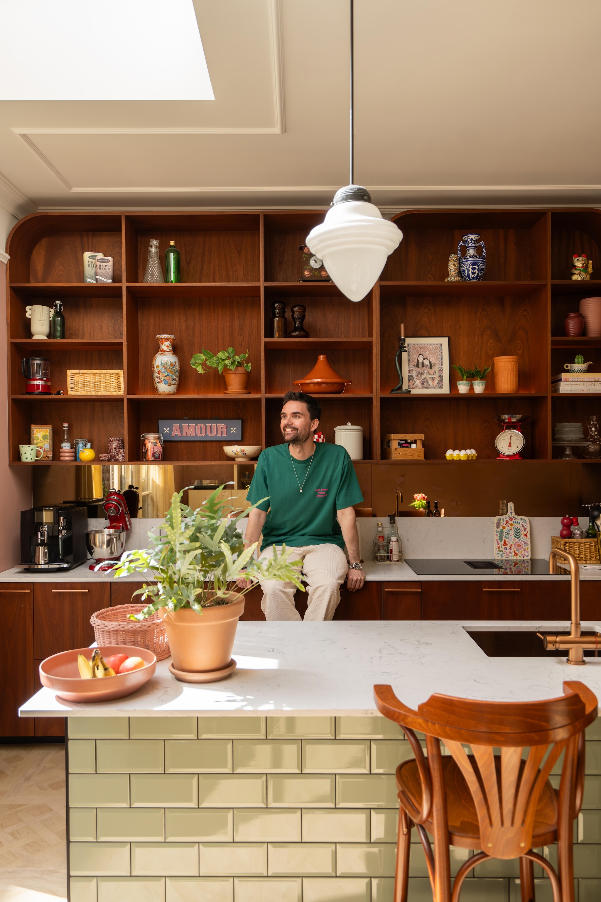 Op maat gemaakte keuken met kwartscomposiet werkblad en maatwerk in mahoniehout Schaalwerk. Metrotegels in jade groen van Tegels in Huis. Barkruk vintage. Vintage hanglamp uit bar. Koperen kraan Selsiuz. Accessoires voornamelijk kringloop.