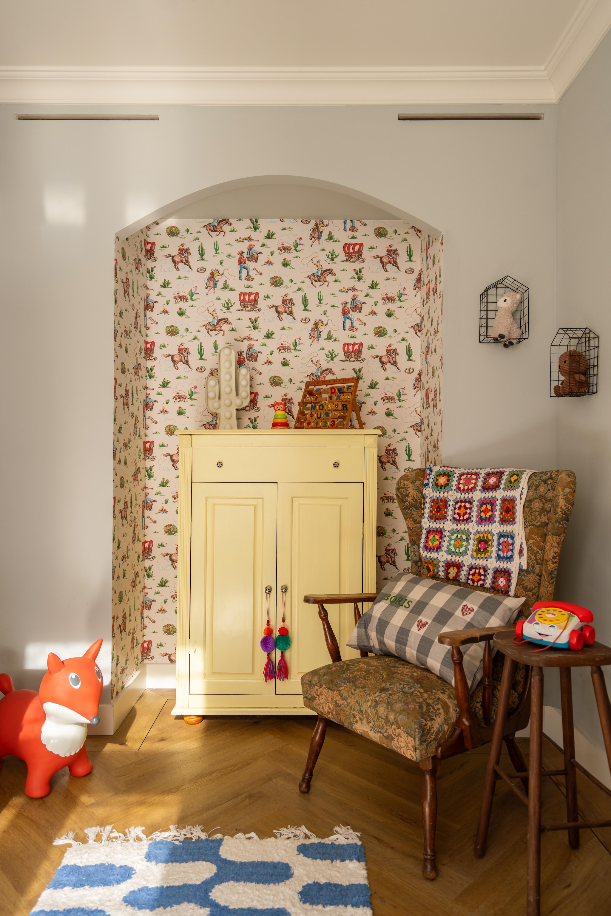 Ladekast van Marcella’s oma. Behang Cowgirls Multi van Cath Kidston. Fauteuil Kringloop. Pvc-vloer Kahlo van Tarkett. Vloerkleed Hayter van Kwantum. Verfkleur Eenvoud van Gamma. Overig kringloop. vtwonen 09-2026 | fotografie Lotte van Uittert