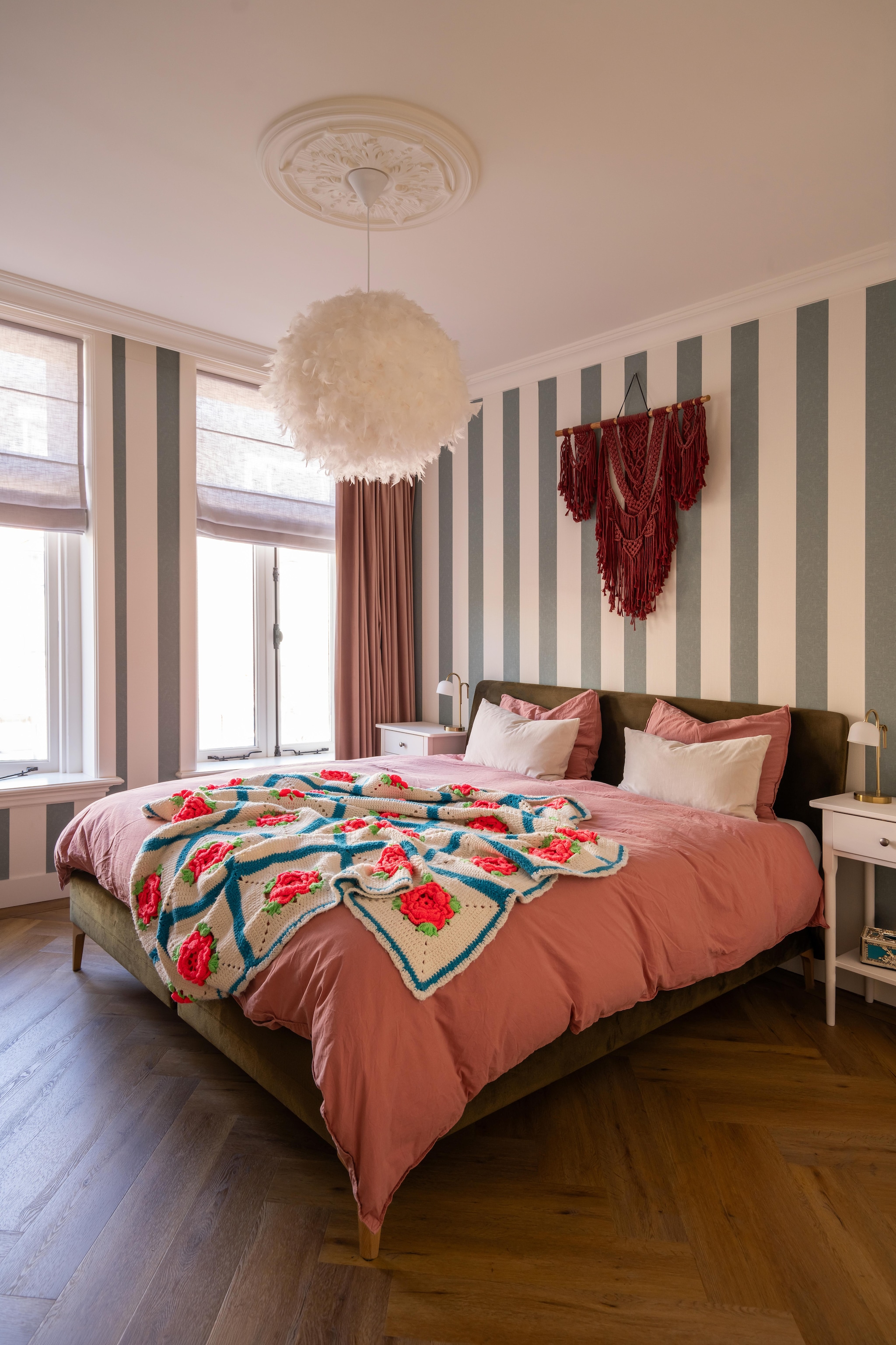 Behang Attractive 2 39029-2 A.S. Création. Pvc-vloer Kahlo van Tarkett. Bed Elite in Monolith Olive van M-Line. Hanglamp van Sontomo via Bol.  vtwonen 09-2026 | fotografie Lotte van Uittert
