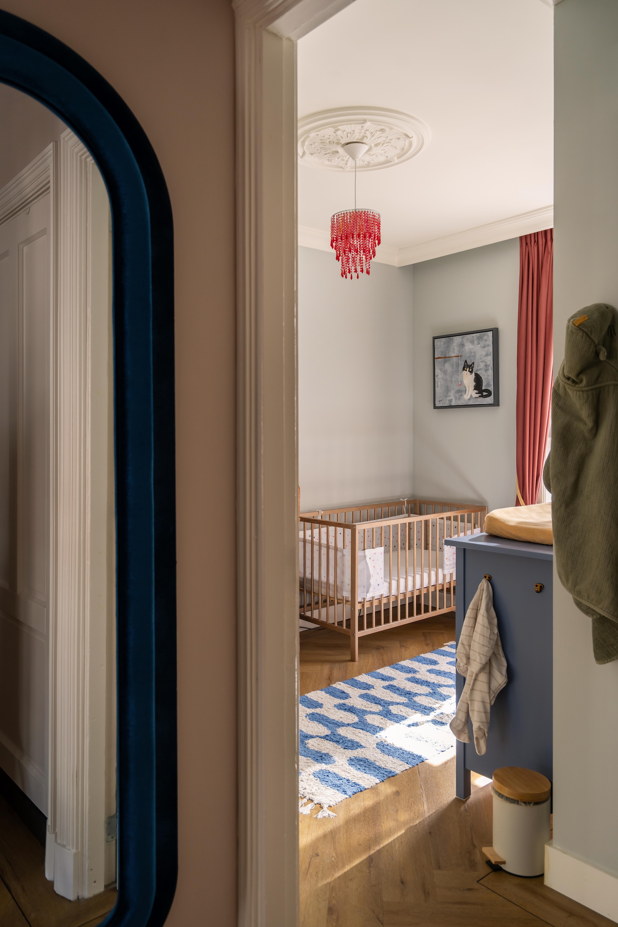 Meegroei-ledikant Van Asten. Hanglamp kringloop. Spiegel Spektakel wonen. Vloerkleed Hayter van Kwantum. vtwonen 09-2026 | fotografie Lotte van Uittert