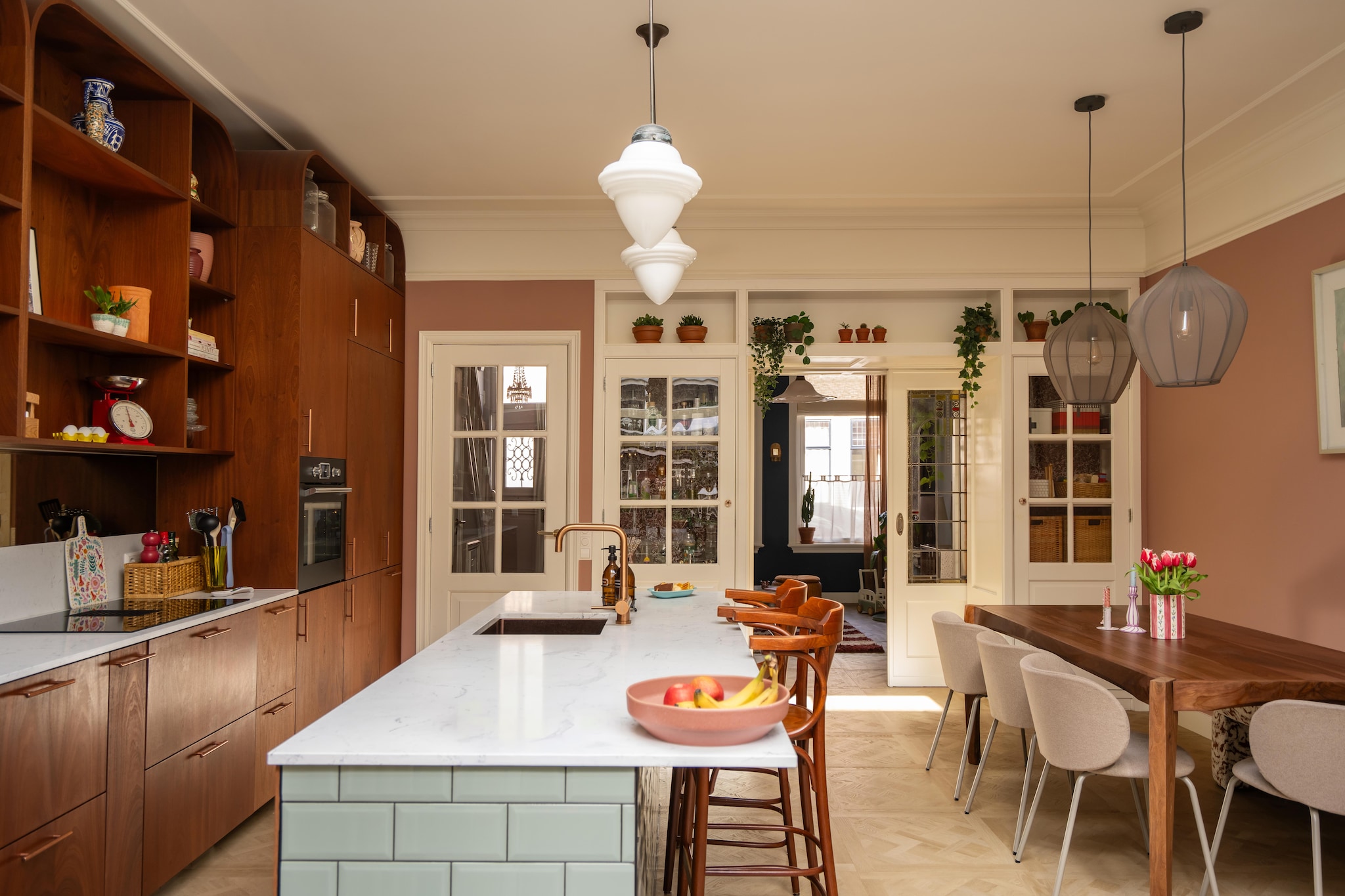 Tafel Luna van Tikamoon. Stoelen Krylbo van Ikea. Hanglampen Beau van Westwing. Verfkleur Lunch van Gamma. En-suitedeuren Marktplaats. Maatwerk Evidentbouw. vtwonen 09-2026 | fotografie Lotte van Uittert