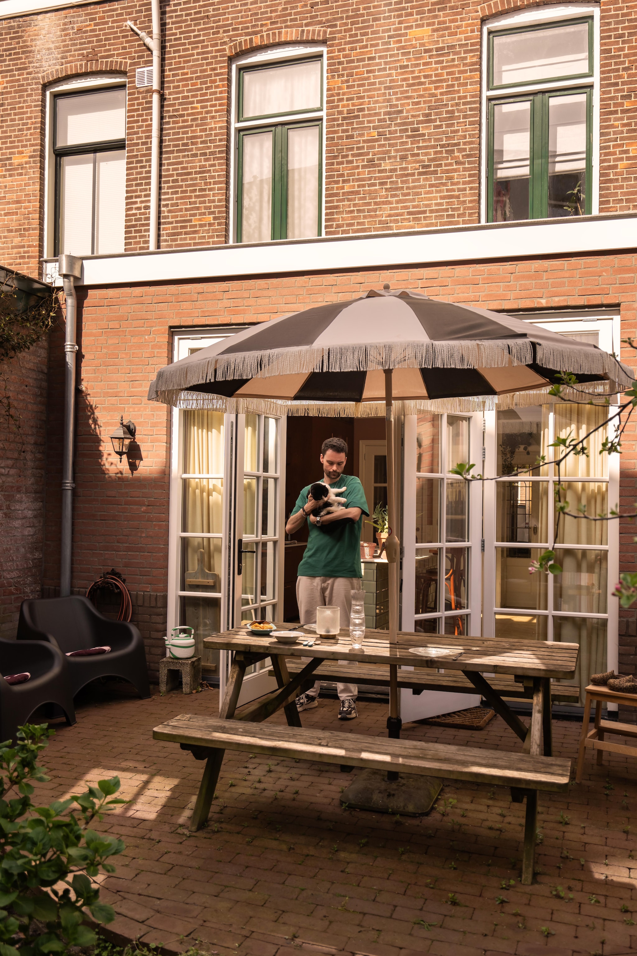 Parasol Intratuin. Picknicktafel Maximavida. Stoelen Skarpö en kruk van Ikea. vtwonen 09-2026 | fotografie Lotte van Uittert