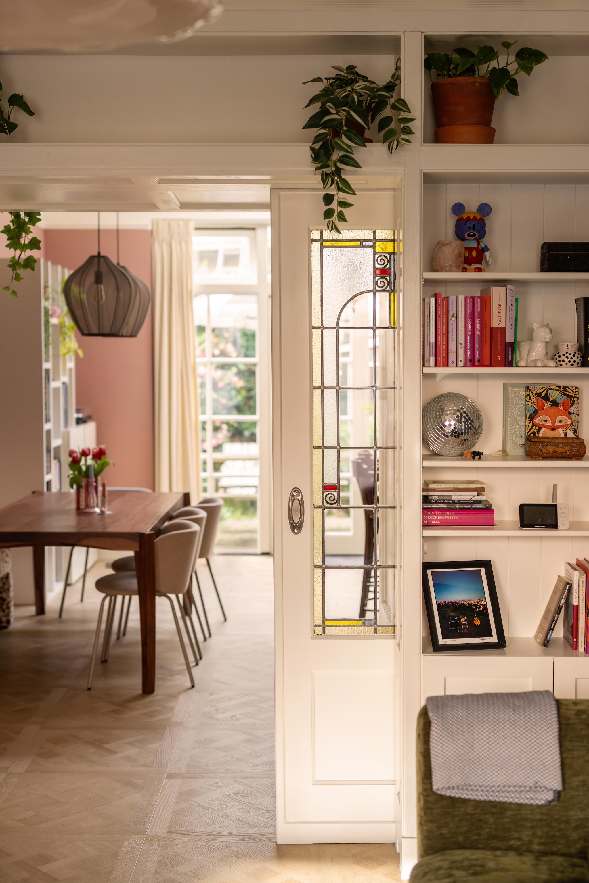 Pvc-vloer Royal van vtwonen. Eetbank Nice van Nous Living. Tafel Luna van Tikamoon. Stoelen Krylbo van Ikea. Hanglampen Beau van Westwing. Verfkleur Lunch van Gamma. En-suitedeuren Marktplaats. Maatwerk EvidentBouw. vtwonen 09-2026 | fotografie Lotte van Uittert