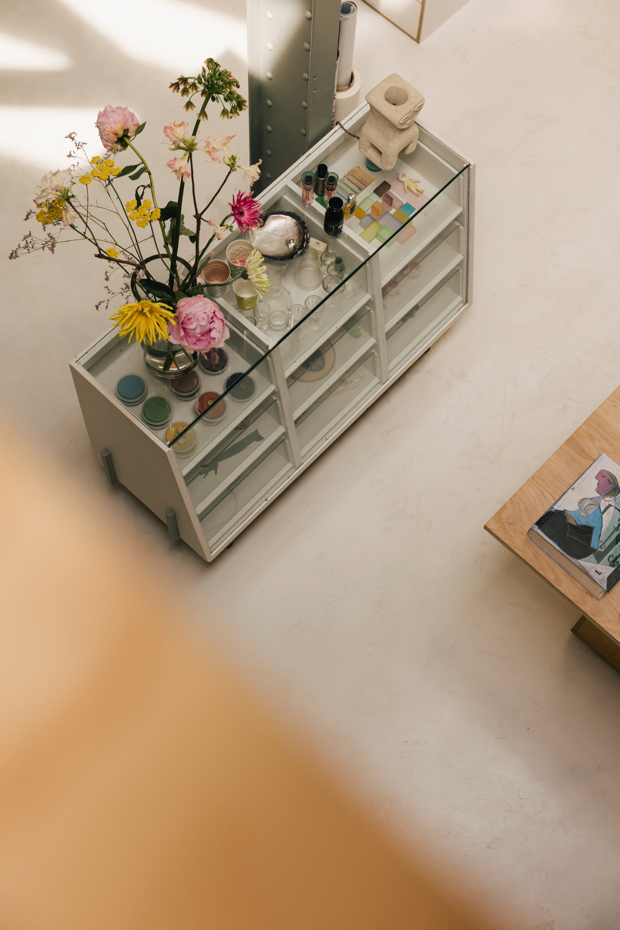 Laboratoriumkast vintage. vtwonen design 7-2026 | fotografie Katoo Peeters