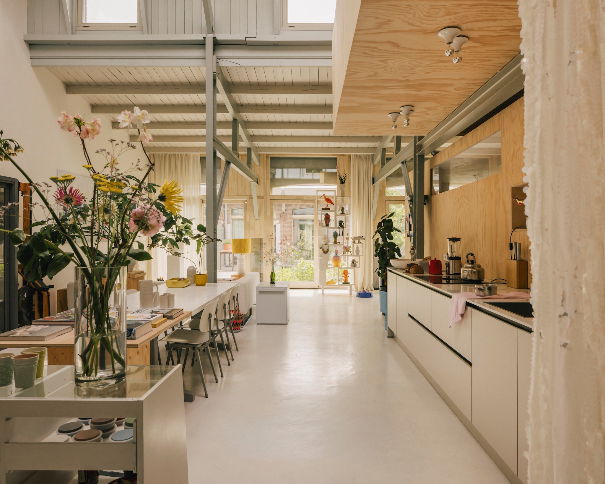Keuken en tafel op maat gemaakt. Kunstboeken van Thijs Wolzak, Erik Mattijssen en Jacob Lawrence. vtwonen design 7-2026 | fotografie Katoo Peeters