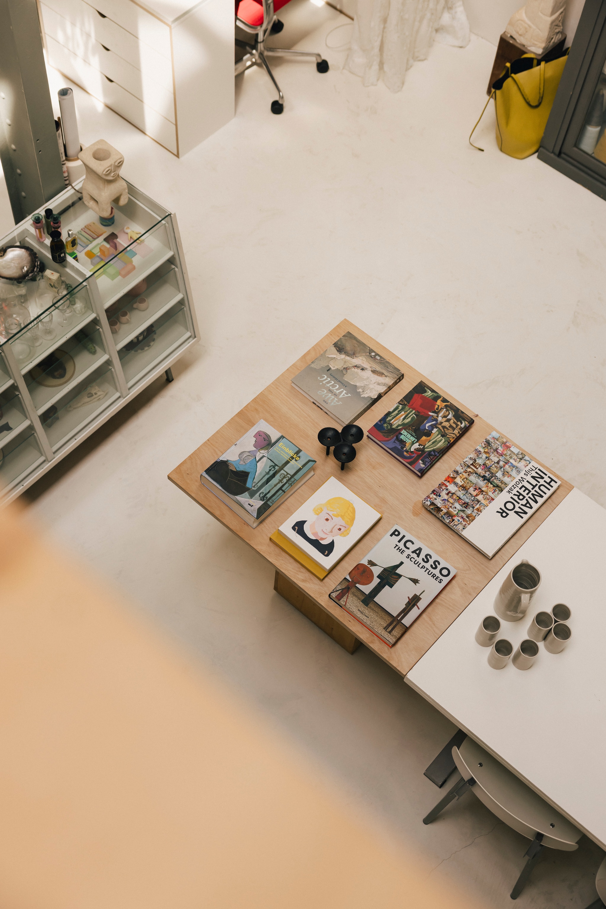 Keuken en tafel op maat gemaakt. Kunstboeken van Thijs Wolzak, Erik Mattijssen en Jacob Lawrence. vtwonen design 7-2026 | fotografie Katoo Peeters