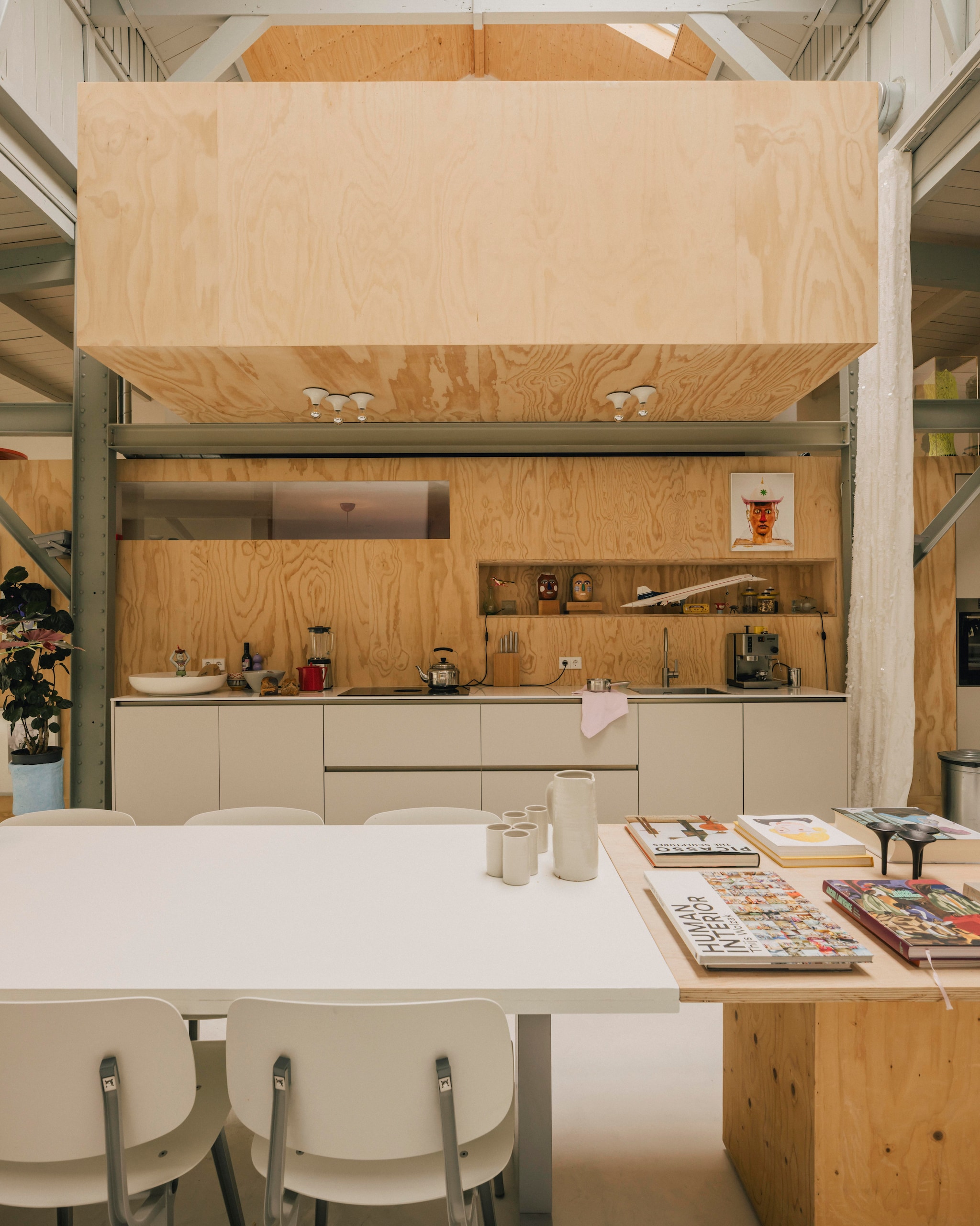 Keuken en tafel op maat gemaakt. Kunstboeken van Thijs Wolzak, Erik Mattijssen en Jacob Lawrence. vtwonen design 7-2026 | fotografie Katoo Peeters