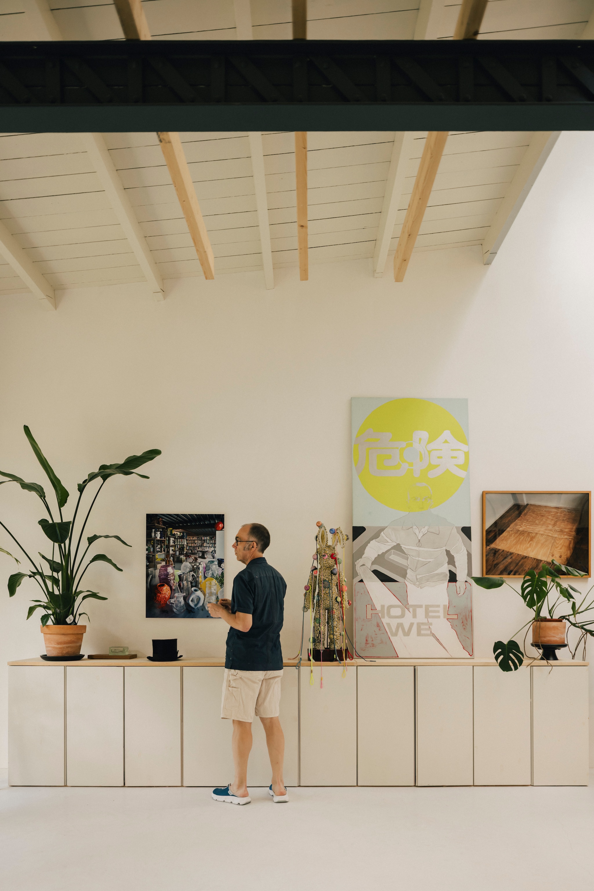 Kunstwerk Sergeant Rabbit van Preta Wolzak. Foto links uit het atelier van Norman Trapman uit de NRC-serie Binnenkijken door Thijs Wolzak. Foto houten vloer van Henze Boekhout. Soortgelijke kast zelf te maken met meerdere Ivar-kasten van Ikea. vtwonen design 7-2026 | fotografie Katoo Peeters