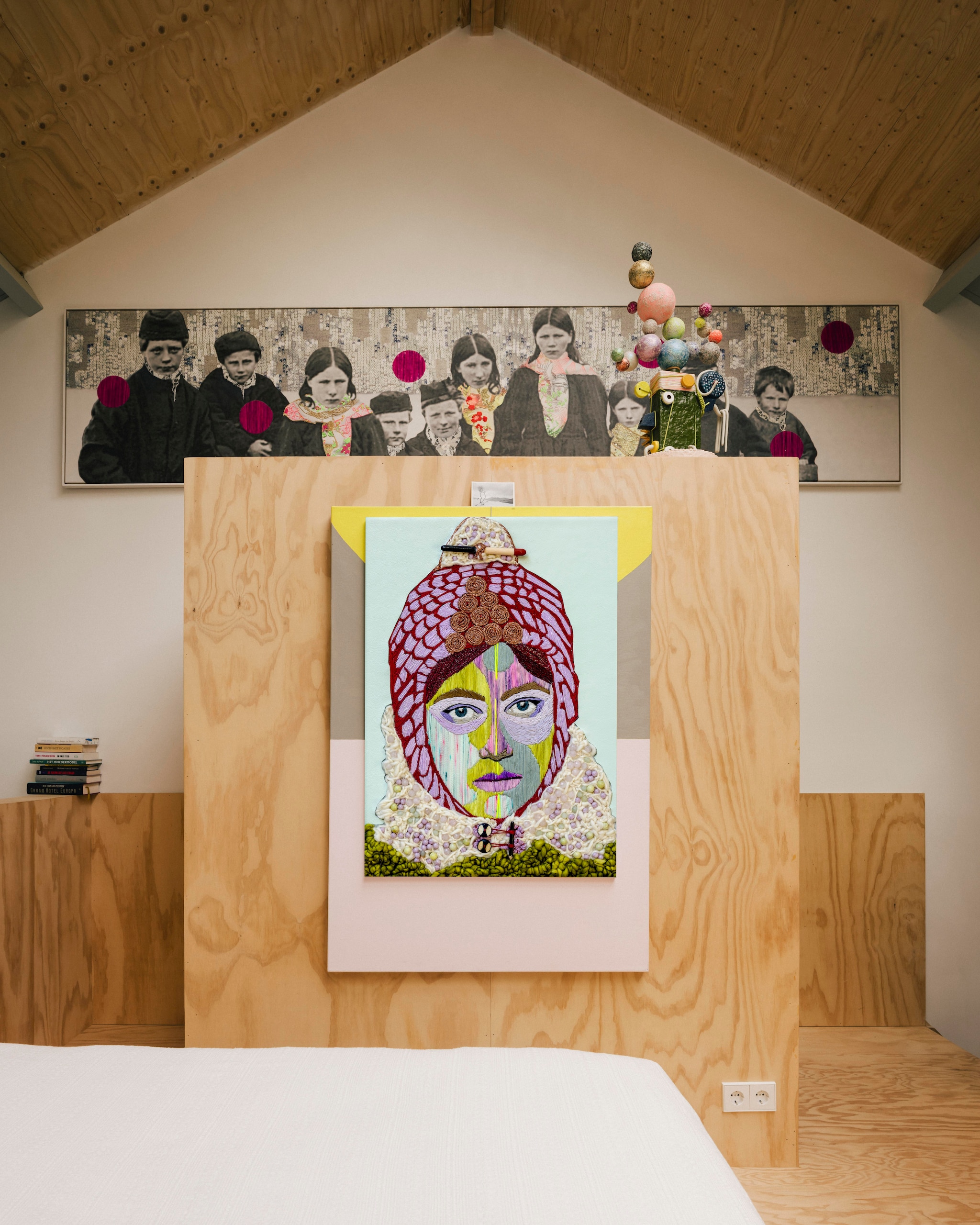 Kunstwerken The Children of St. Kilda en Headdress 10 van Preta Wolzak. vtwonen design 7-2026 | fotografie Katoo Peeters