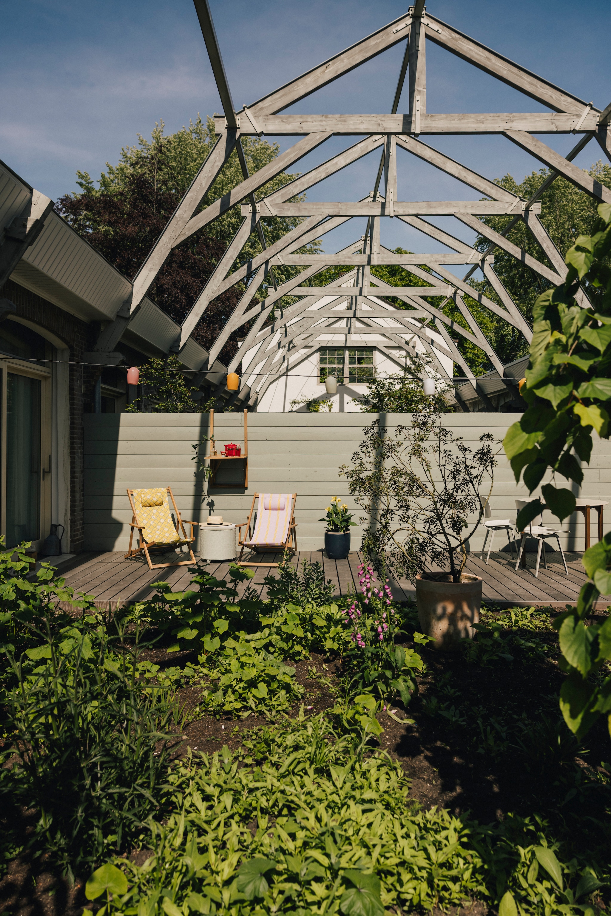 De binnentuin. Lichtsnoer Weltevree. vtwonen design 7-2026 | fotografie Katoo Peeters