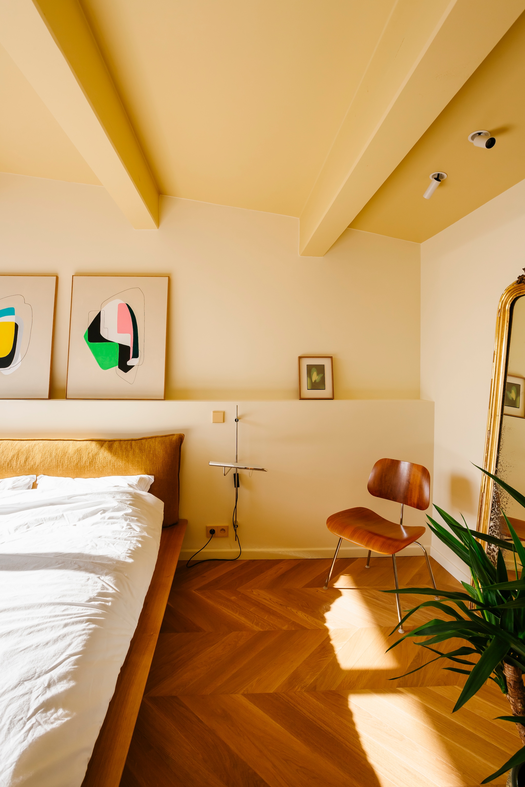 Slaapkamer ingericht door Kelly Claessens met de kleuren Flat White KC01 en Carbonara ES45 van Shade. vtwonen design 08-2026 | fotografie The Fresh Light