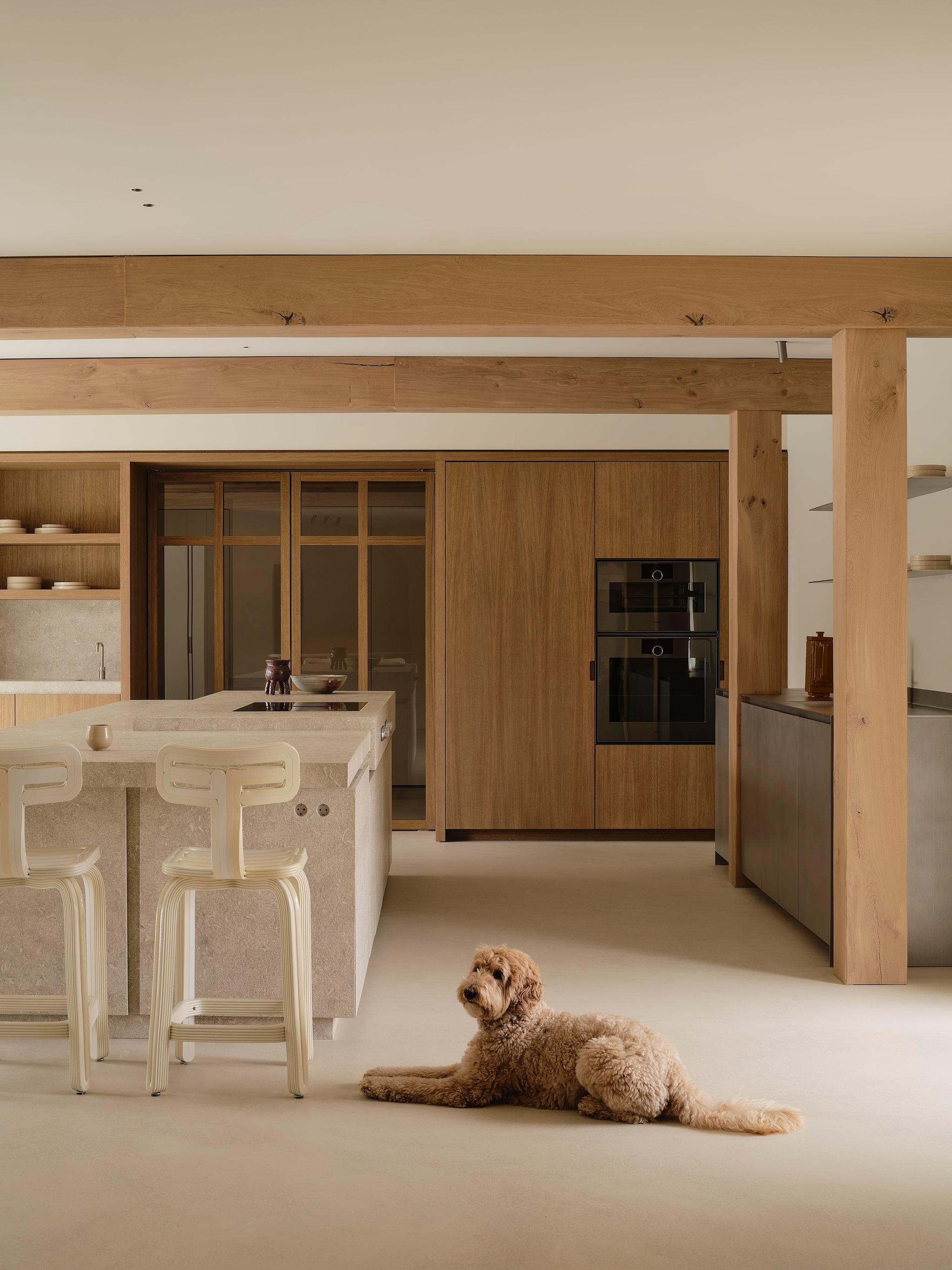 Barkrukken Dirk van der Kooij. Keuken op maat gemaakt door Quadro Interieurbouw naar ontwerp van Anne Claus. Ovens Gaggenau. vtwonen design 8-2026 | fotografie Space Content Studio