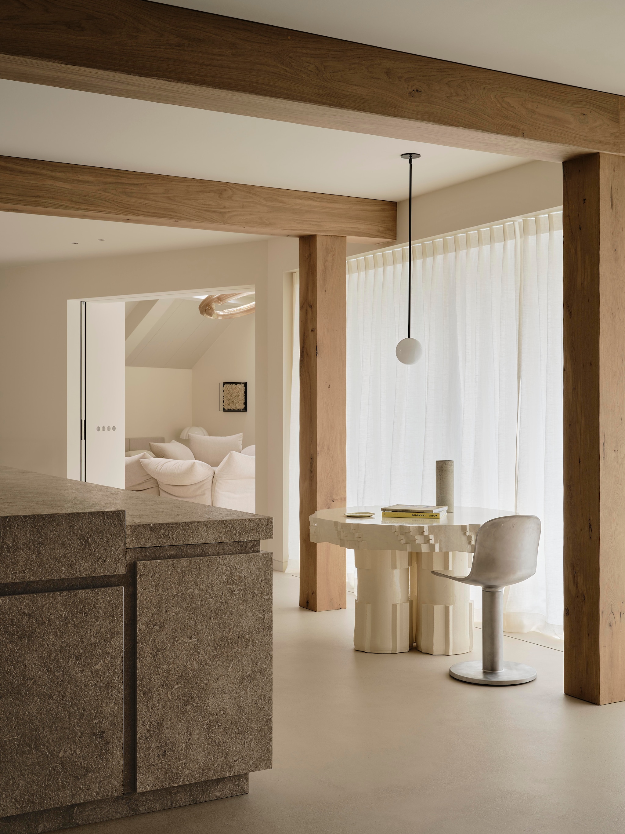 Hanglamp boven tafel Volker Haug Studio. Tafel Floris Wubben. Stoel Garnier & Linker. Keramieken vaas op tafel vintage. vtwonen design 8-2026 | fotografie Space Content Studio