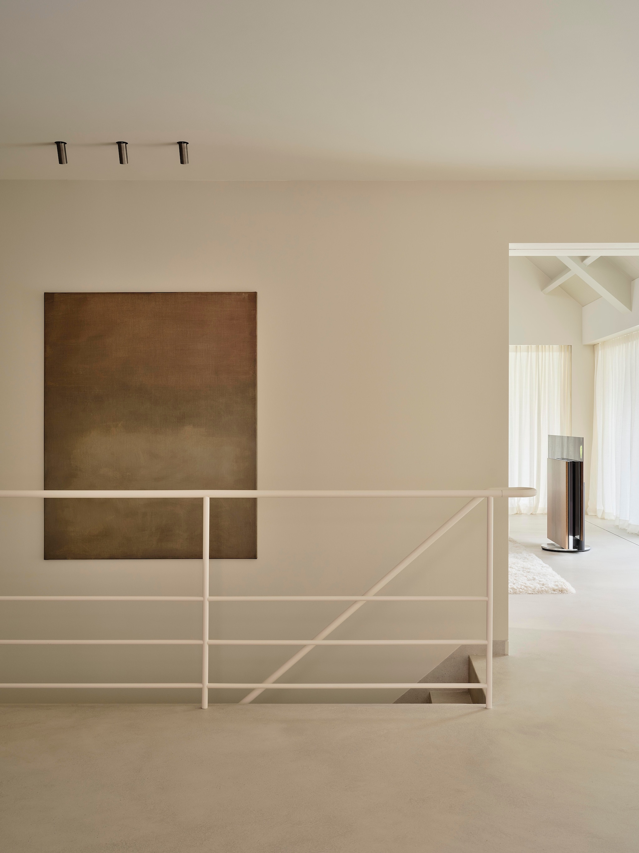 Kunstwerk via Anaïs Art Salon. Vloer microcement. Space content studio
