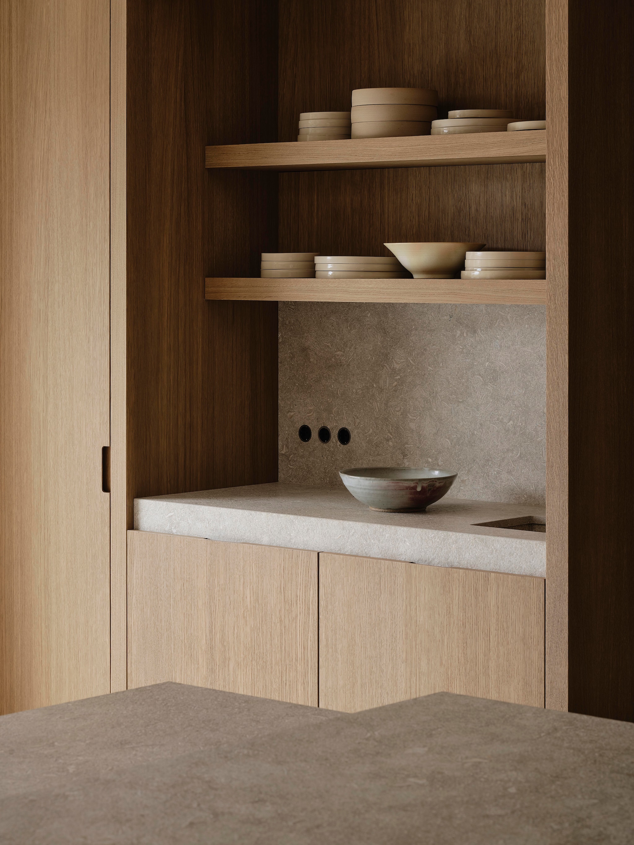 Servies op maat gemaakt voor de opdrachtgever door Velv. vtwonen design 8-2026 | fotografie Space Content Studio
