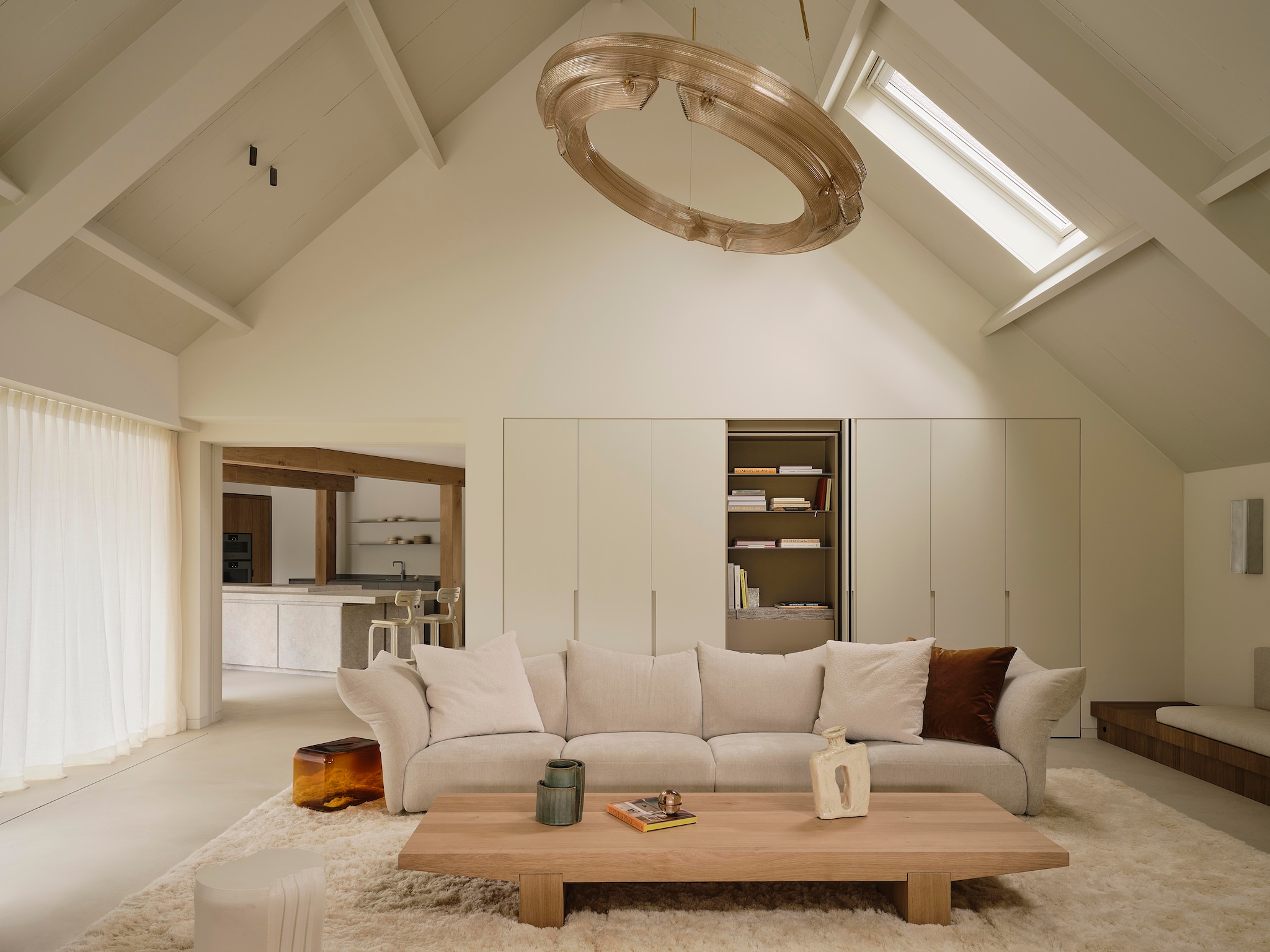 Hanglamp Dirk van der Kooij. Bank Standard van Edra. Glazen bijzettafel Sabine Marcelis. Salontafel ontworpen door Anne Claus, vervaardigd door Behout. Groene vaas Floris Wubben. Witte vaas Core van Willem van Hooff.