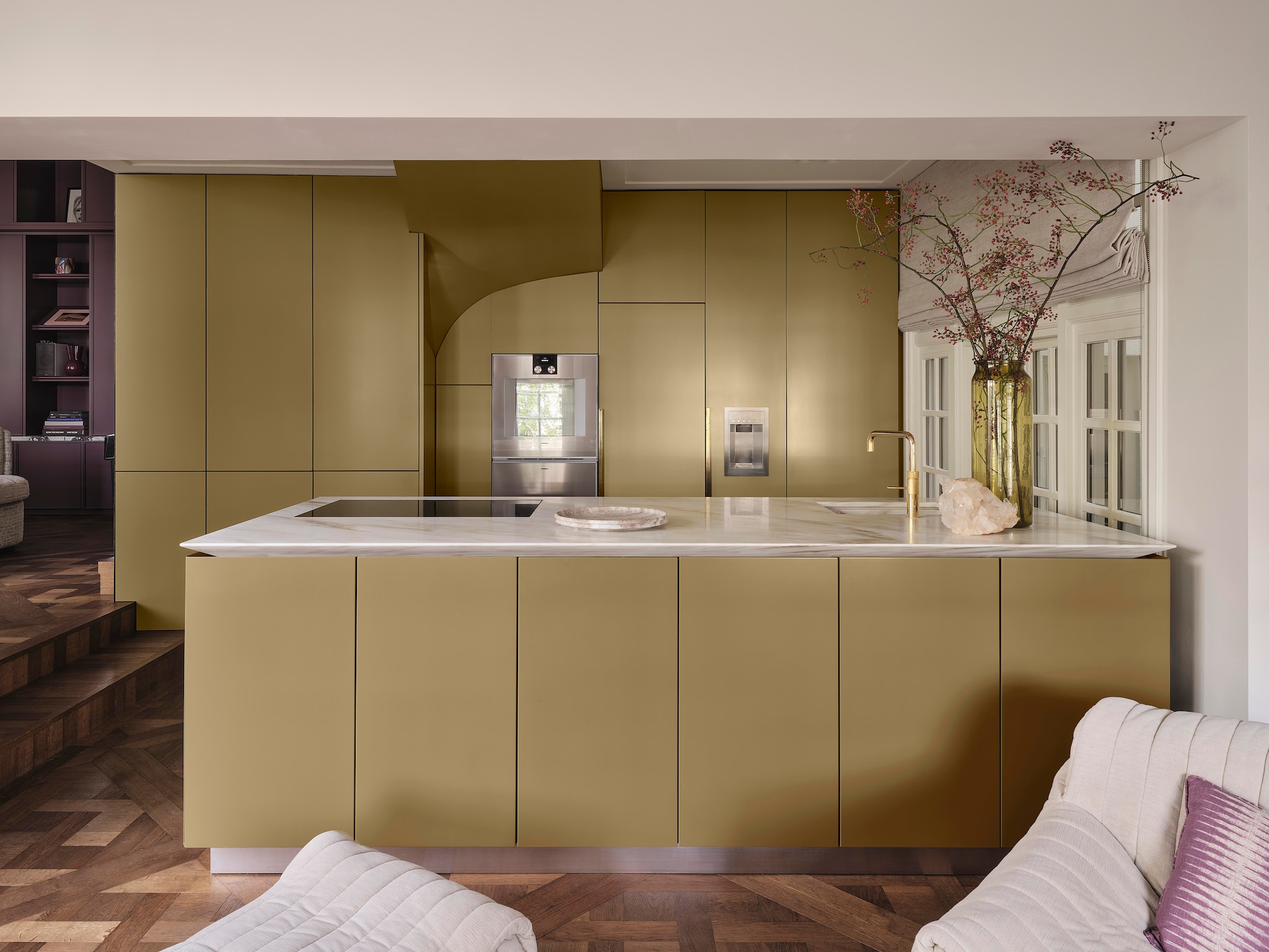 Bank Sandra van Ligne Roset vintage. De eikenhouten vloer in Versailles-patroon lag al in het appartement. Keuken eigen ontwerp door Boffi en Dis Studio in een custom kleur. Vaas privébezit van Nicole Dohmen. vtwonen design 8-2026 | Fotografie Space Content Studio