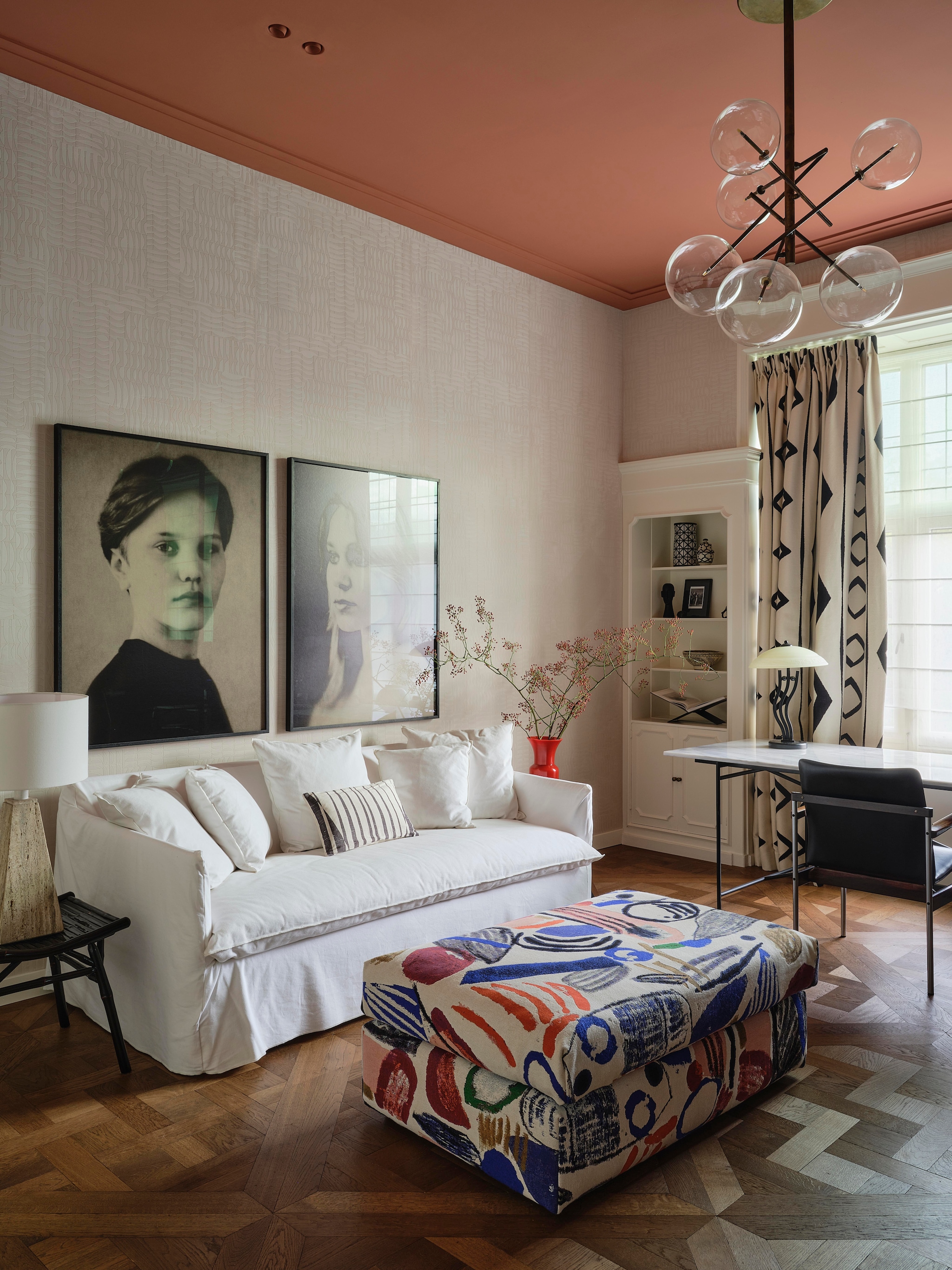 Behang Kharga Barkhan van Arte. Fotokunstwerken Jitske Schols. Plafondkleur S3040-y70r. Gordijnen Rocky Boy en poef La toile du peintre van Pierre Frey. Slaapbank Ghost van Gervasoni. vtwonen design 8-2026 | Fotografie Space Content Studio