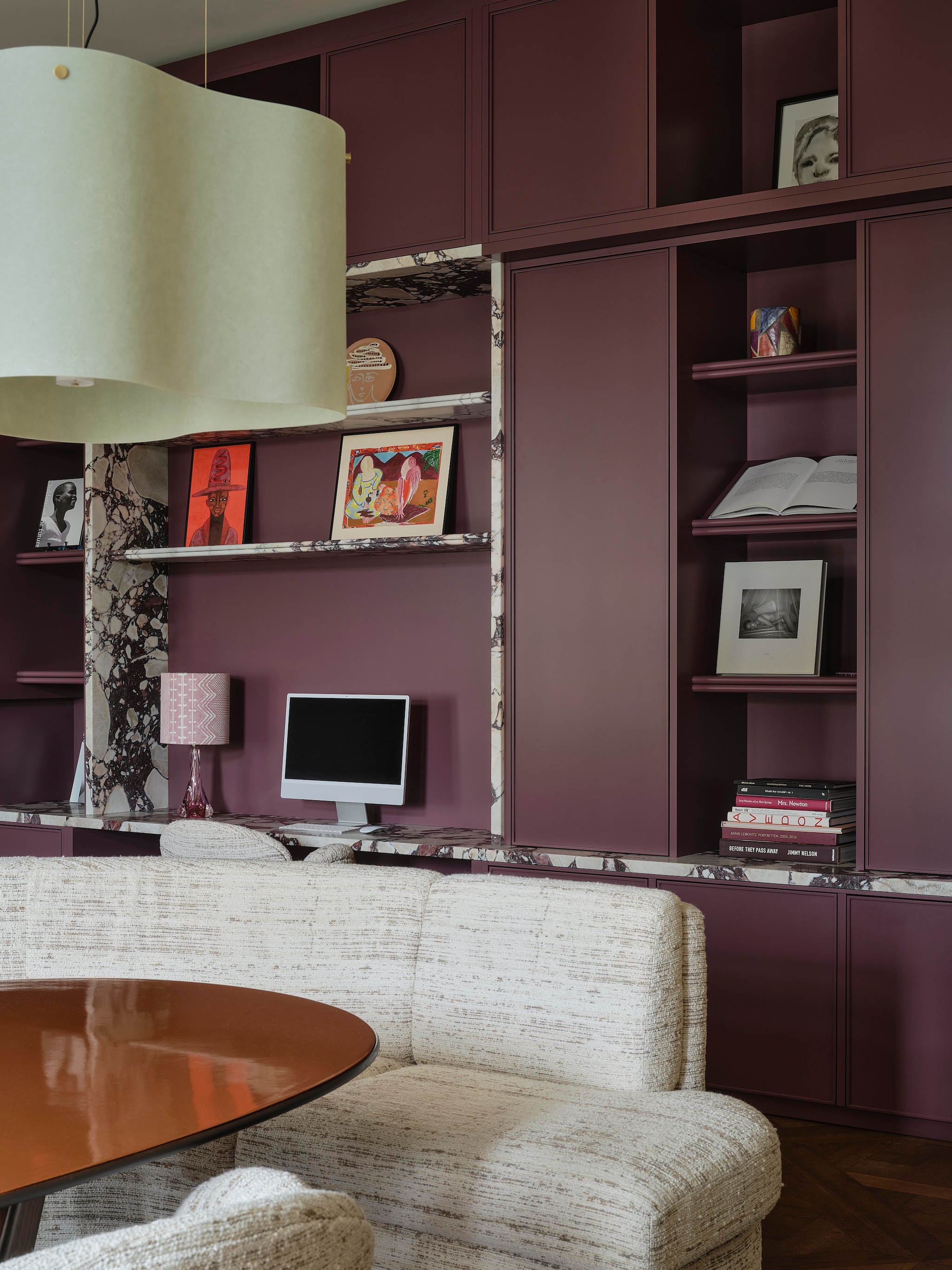Kast ontworpen door Atelier ND Interior, gerealiseerd door Job Interieurbouw, in de kleur Adventurer No. 7 van Little Greene. Marmer Viola Calacatta via Jan Reek Natuursteen. Items in kast privécollectie bewoners. Lamp Atelier ND Interior. vtwonen design 8-2026 | Fotografie Space Content Studio