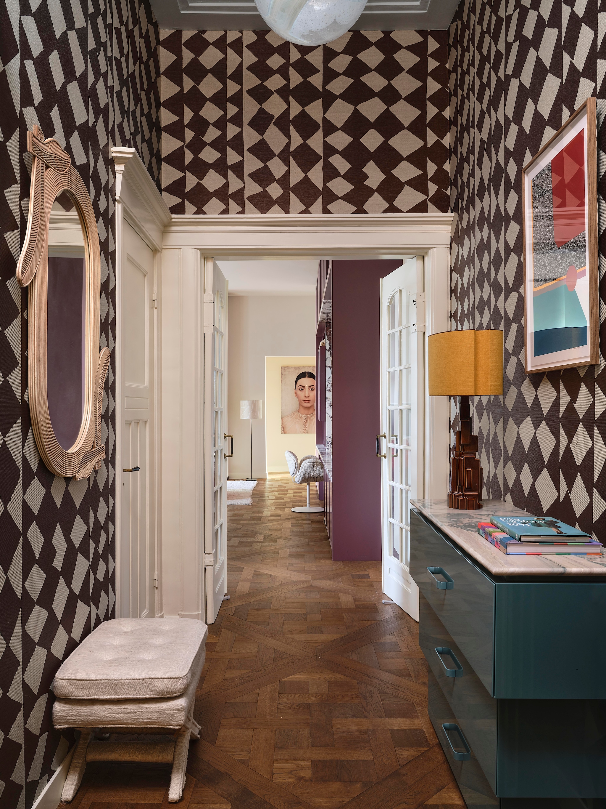Behang Efutu Cacao van Pierre Frey. Spiegel en poef ingebracht door bewoners. Ladekast ontworpen door Atelier ND Interior, gemaakt door Job Interieurbouw en gespoten in hoogglanskleur Jericho Jade 1142-6. Marmeren blad Jan Reek Natuursteen. Vintage lamp René Houben Decorum. Afrikaans kunstwerk (zeefdruk) rechterwand Summer Camp van Tyna Adebowale via Atelier ND Interior. Kunstwerk achterwand Billy und Hells, via Morren Gallery. vtwonen design 8-2026 | Fotografie Space Content Studio