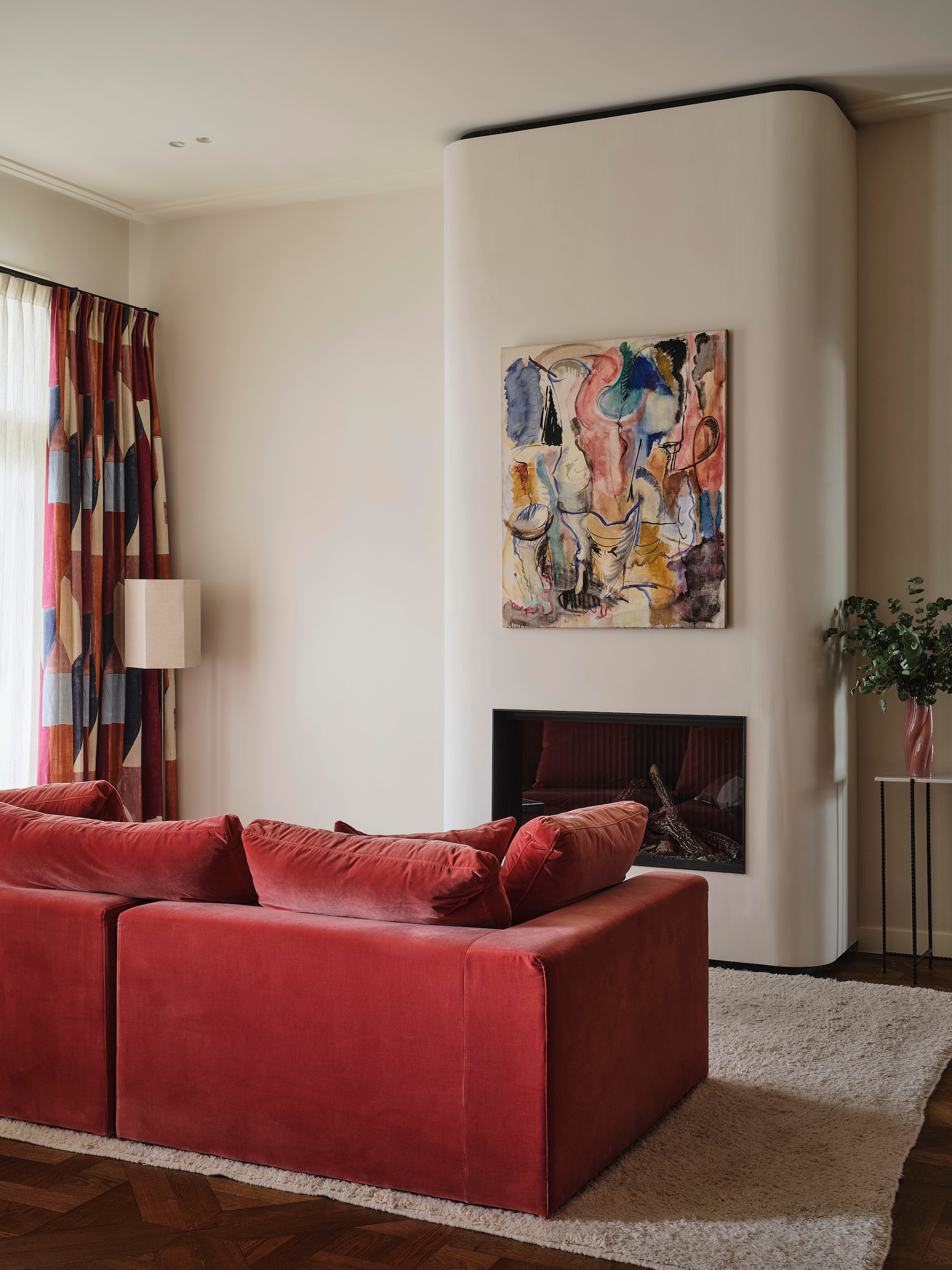 Bank meegenomen uit het oude huis door de bewoners. Kunstwerk Niek de Vriendt. Haardombouw ontworpen door Atelier ND Interior en gerealiseerd door Jos Harm. Console via Atelier ND Interior. vtwonen design 8-2026 | fotografie Space Content Studio
