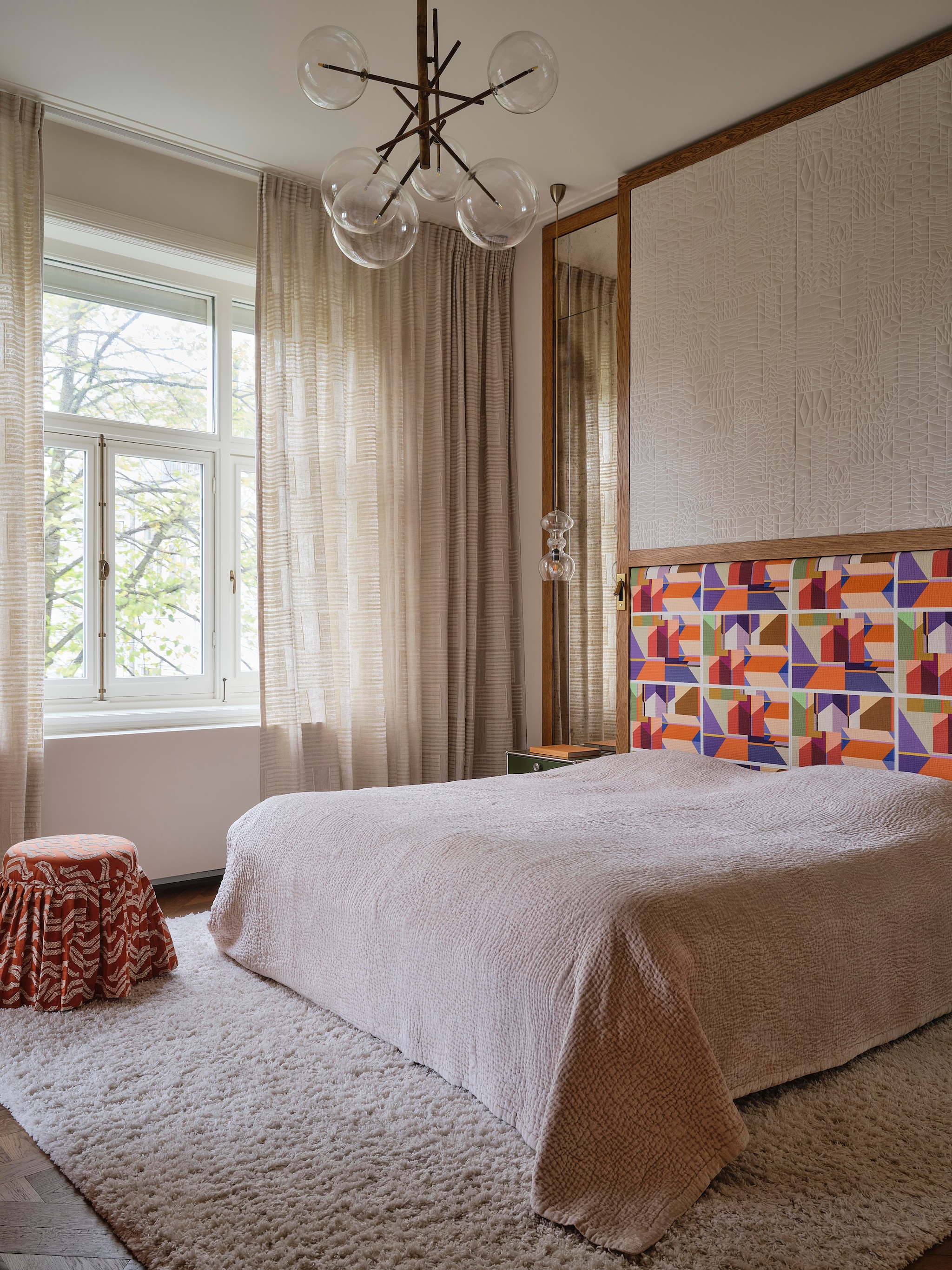 Bedhoofdbord ontworpen door Atelier ND Interior en uitgevoerd door Job Interieurbouw. Nachtkastjes Usm Haller. Stof hoofdbord Figures Libres van Karin Sajo via Elements of Interior. Behang achter bed Pogo Goat van Moooi voor Arte. Gordijnen Kijani Larsen. Design Atelier ND Interior. vtwonen design 8-2026 | Fotografie Space Content Studio