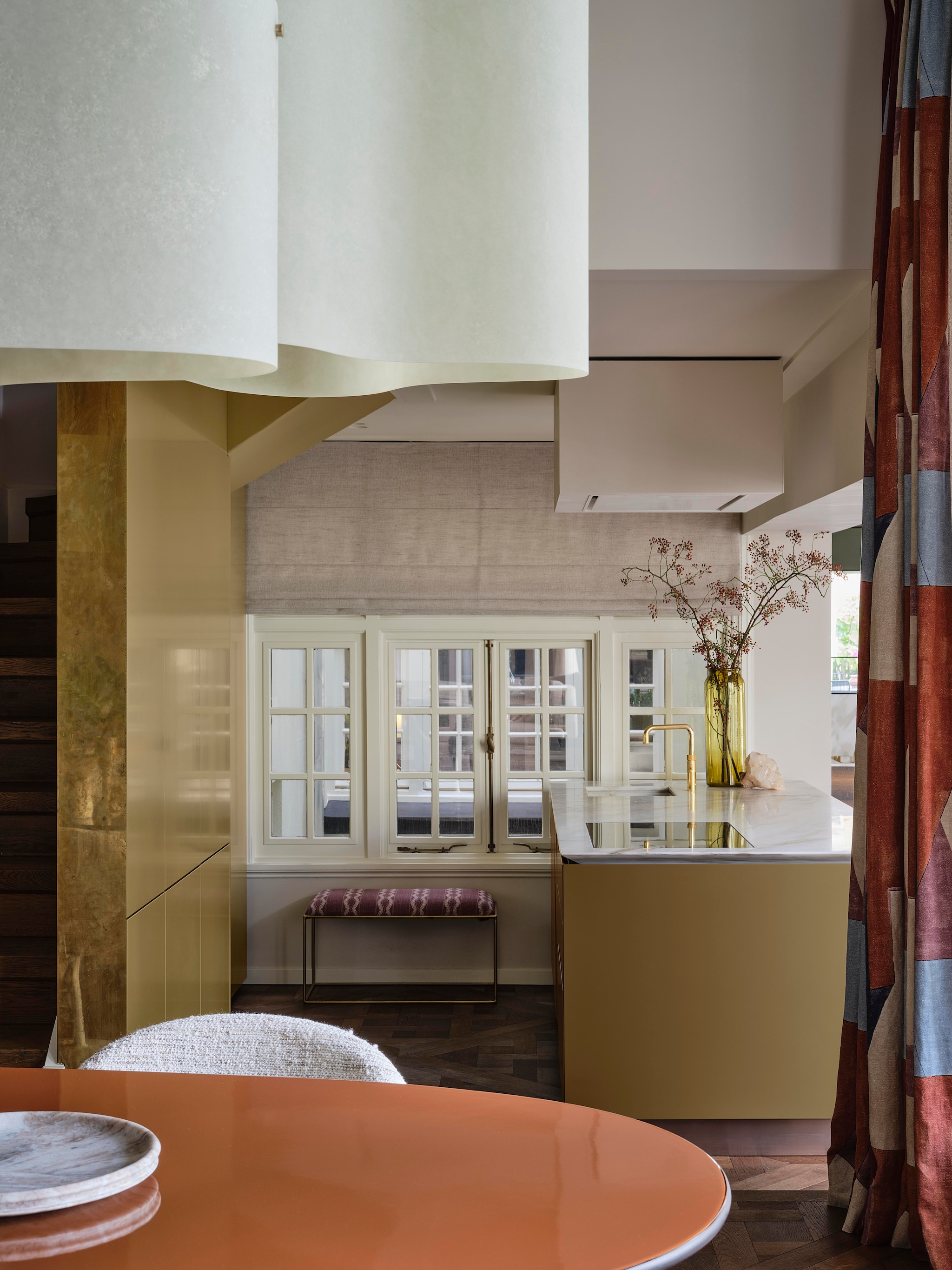 Tafel Sengu van Cassina via Edha Interieur. Schaal Kelly Wearstler voor Serax. Keuken eigen ontwerp door Boffi en Dis Studio in een custom kleur. Vaas privébezit van Nicole Dohmen. Bank maatwerk door Atelier ND Interior, bekleed met Ikat Pasha van Peter Dunham. Rolgordijnen Moyhu van Designs of the Time. vtwonen design 8-2026 | Fotografie Space Content Studio