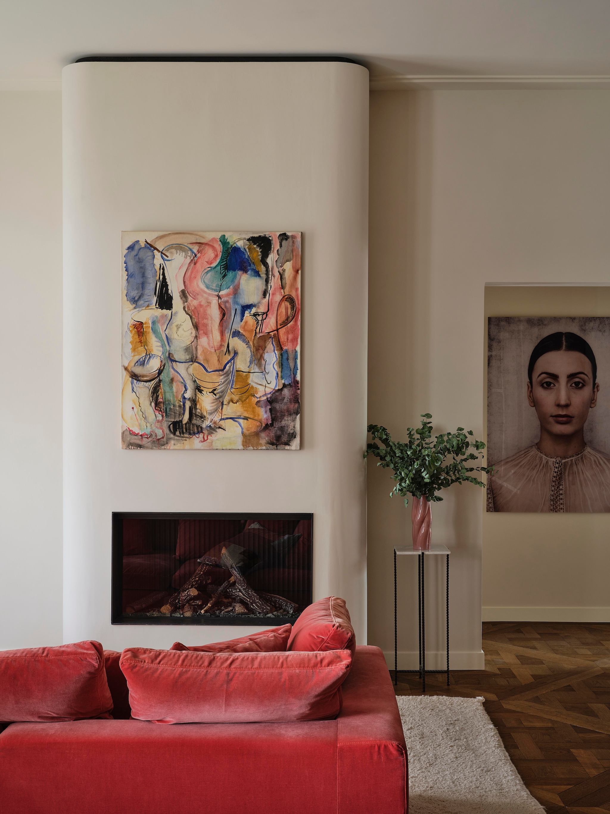 Bank meegenomen uit het oude huis door de bewoners. Kunstwerk Niek de Vriendt. Haardombouw ontworpen door Atelier ND Interior en gerealiseerd door Jos Harm. Console via Atelier ND Interior. vtwonen design 8-2026 | Fotografie Space Content Studio