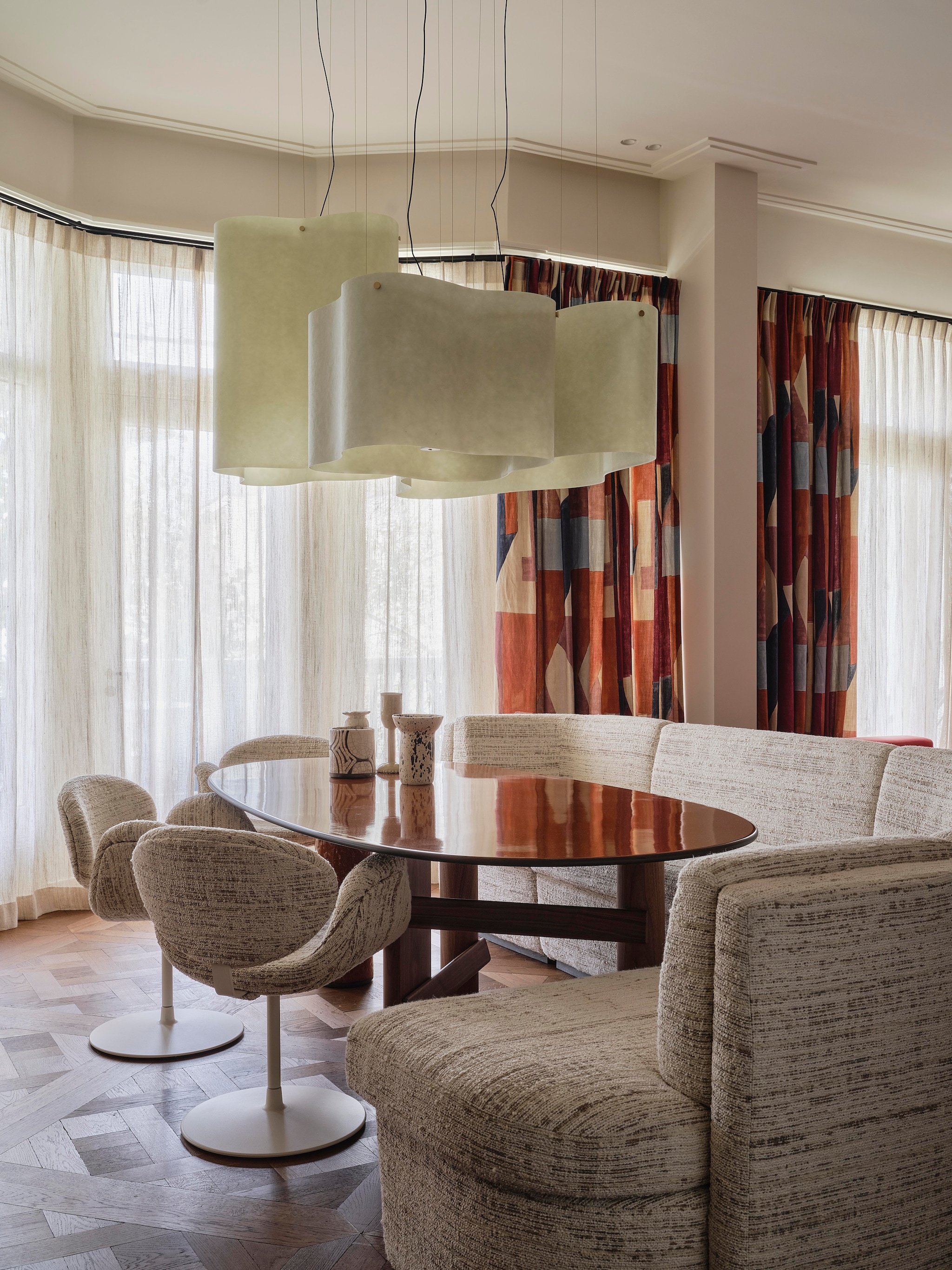 Vitragegordijnen Moyhu van Designs of the Time. Gordijnen District Claret door Kelly Wearstler via Mcveer Collections. Lampen Nuvola van Draga & Aurel via Baxter. Tafel Sengu van Cassina via Edha Interieur. Bank maatwerk Linteloo via Edha Interieur, met stof Clay Kaduna van Larsen. Stoelen Artifort, met stof Clay Kaduna van Larsen. Keramiek op tafel Mel Lennon via Atelier ND Interior. vtwonen design 8-2026 | Fotografie Space Content Studio