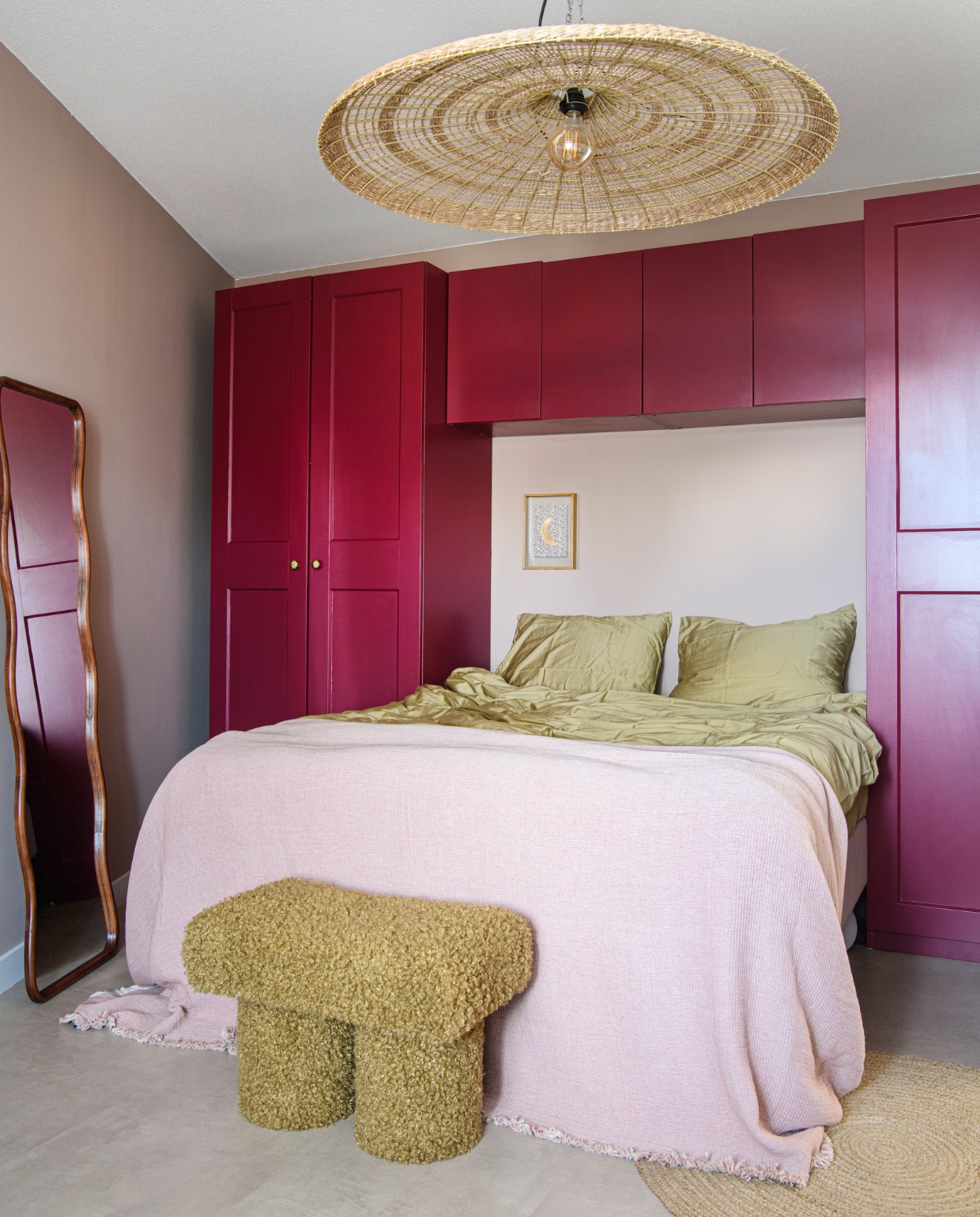 Vloer Karwei. Muurverf zelf gemengd met restjes verf. Verf kasten Energiek van Histor. Kasten en bed Ikea. Spiegel Marktplaats. Hanglamp, dekbedovertrek, sprei en bankje Loods5. Schilderij Salon Stijl. vtwonen 06-2026 | styling Maaike van Haaster | fotografie Louis Lemaire | productie Insidehomepage