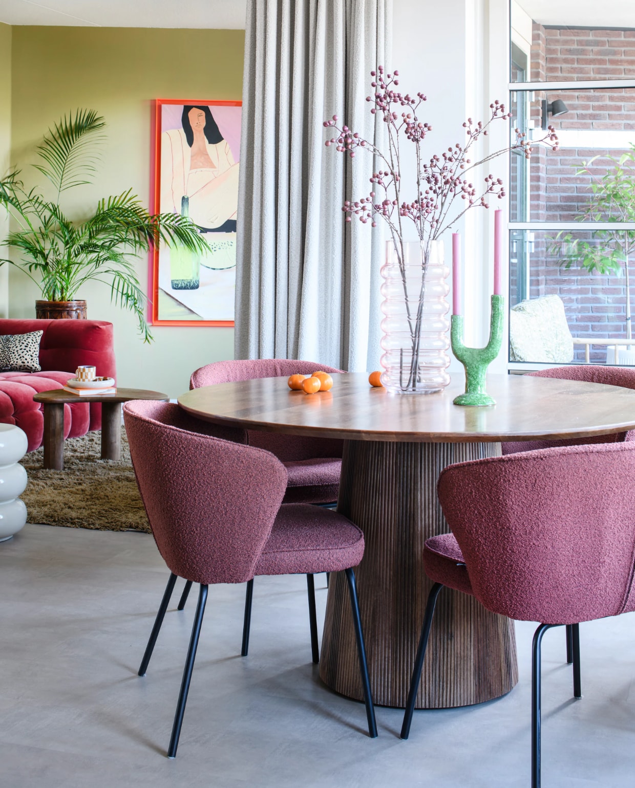 Muurverf Puur Helmgras van Flexa. Eetkamerstoelen BePureHome. Eettafel Old Inn. Vaas en kaarsen Loods5. Kandelaar HKliving. vtwonen 06-2026 | styling Maaike van Haaster | fotografie Louis Lemaire | productie Insidehomepage