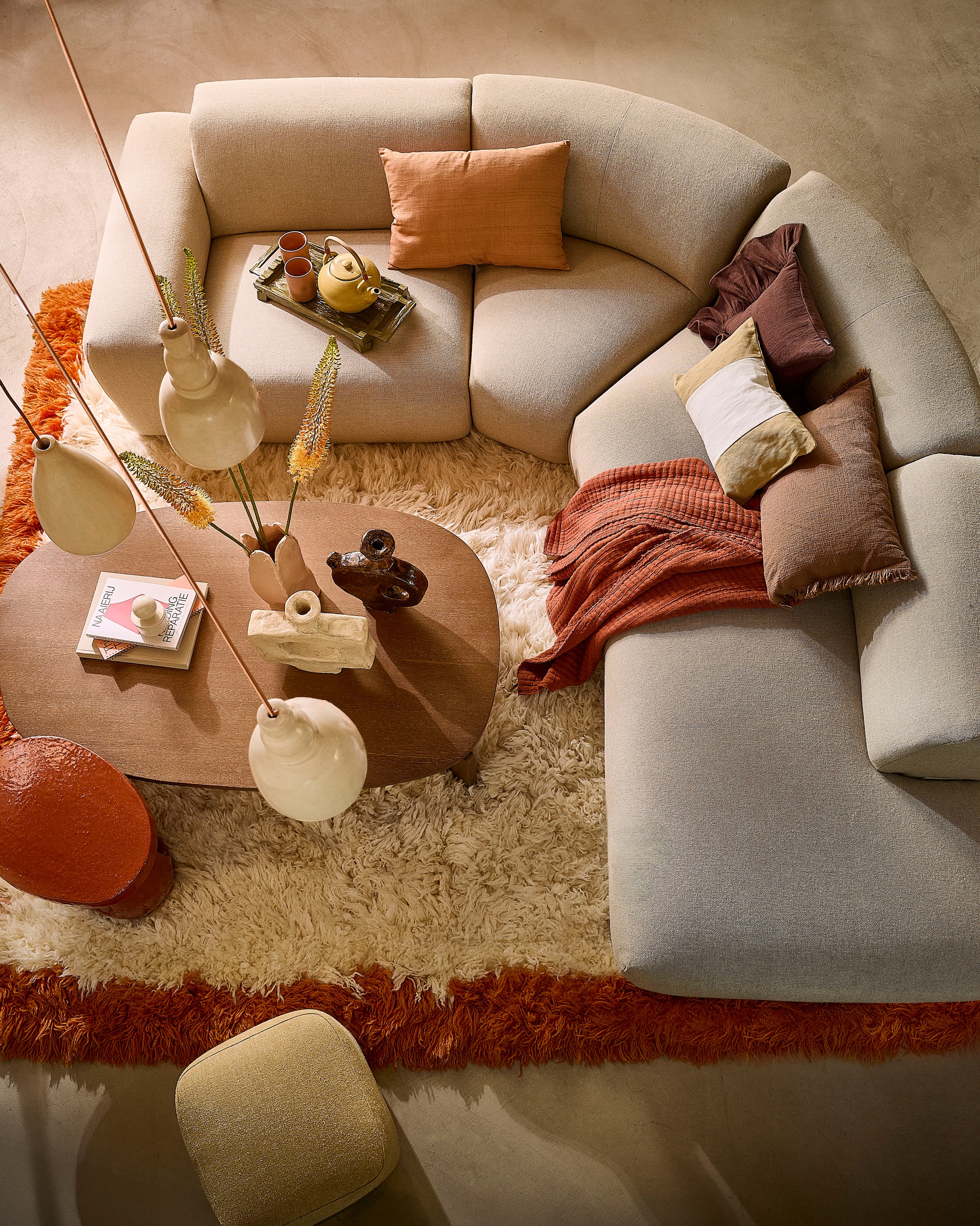 HKliving vloerkleed Fluffy Square, hoogpolig, oranje en wit, 250x250 cm (lxb) € 1595,-, dienblad, ontwerp Teun Zwets, hout, mosgroen € 129,-, kussen met rushes, textiel, paars € 37,95 (hkliving.nl). Junoon by Janice Jill vaas, keramiek, roze € 200,- (janicejill.com). Willem van Hooff vaas, keramiek, wit € 695,-, vaas, keramiek, bruin, prijs op aanvraag (badenbaden.nl). Edith Beurskens opbergbox Box Boule medium, samenwerking met April van Domburg, wit € 100,- (edithbeurskens.com). Household Hardware mokken, keramiek, roze en terra € 14,50, plaid, katoen, terra € 75,-, lampen zonder snoer, tadelakt, roomwit, per stuk vanaf € 115,- (shop.vtwonen.nl). Sukha theepot Pebble, keramiek, groen € 90,-, Uitgeverij Pip Den Haag boek Naaierij Kledingreparatie € 39,-, Marjolein Delhaas planner, papier, roze € 32,-, kussen, linnen, groen met wit, vanaf € 69,- (sukha.nl). Urban Nature Culture kussenhoes, textiel, roze € 85,- (badenbaden.nl). Zara Home kussen, textiel, oudroze € 39,99 (zarahome.com). Serax bijzettafel Amé, keramiek, roest, 52x37x45 cm (lxbxh) € 330,- (serax.com). Studio Henk bank Cosy, hardhout, kunststof en koudschuim, geelbeige, 260x79x70 cm (bxdxh) vanaf € 5356,-, salontafel Taper, eikenhout, naturel € 1099,-, poef Otto, eikenhout en stof, geel, 40x40x45 (bxdxh) € 389,- (studio-henk.nl). Waterdrinker bloemen, prijs op aanvraag (waterdrinker.nl). vtwonen 09-2026 | styling Liza Wassenaar | fotografie Sjoerd Eickmans