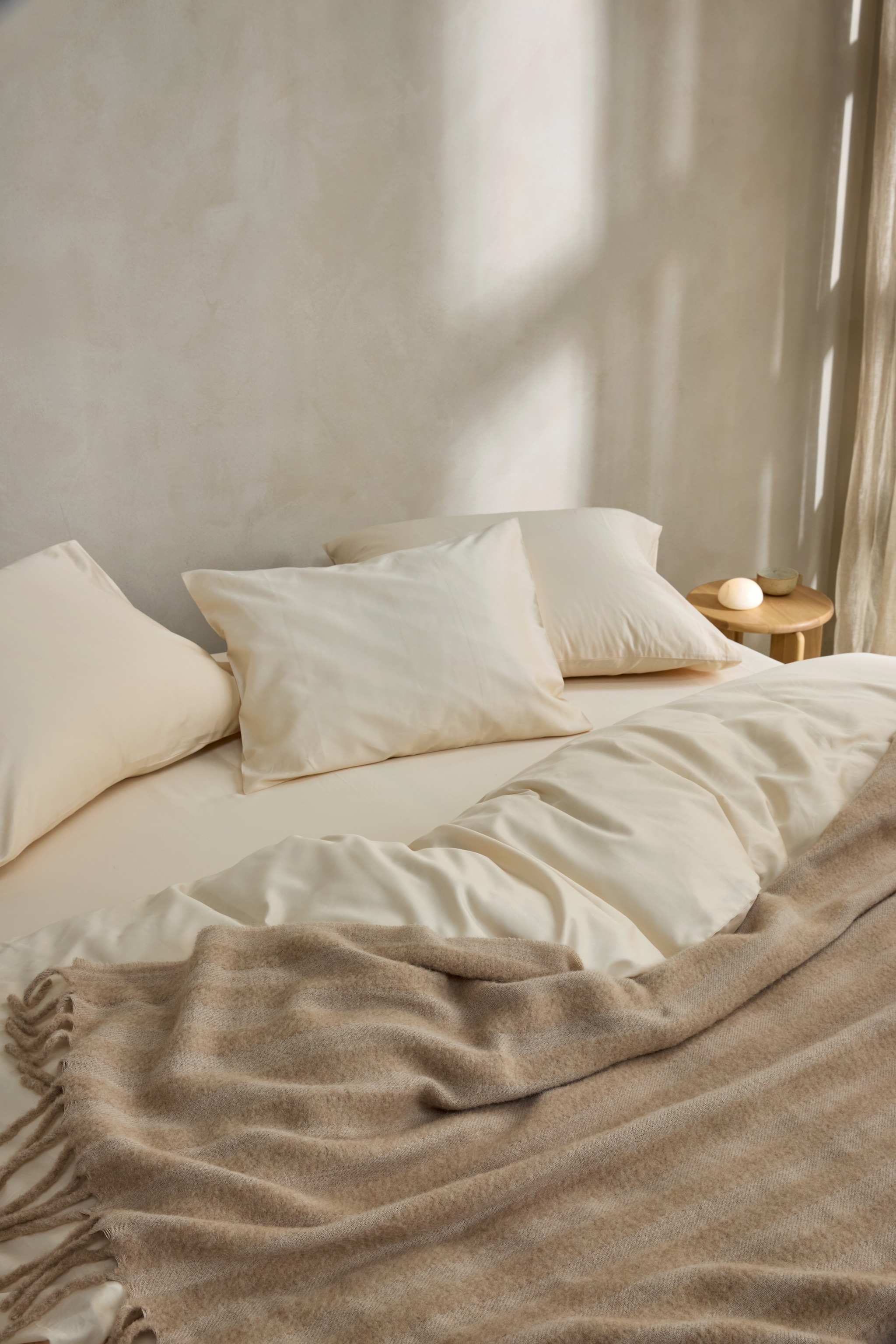 Opgemaakt met Yumeko bedlinnen van katoensatijn, in kleur almond milk cotton.  vtwonen design 08-2026 | fotografie yumeko