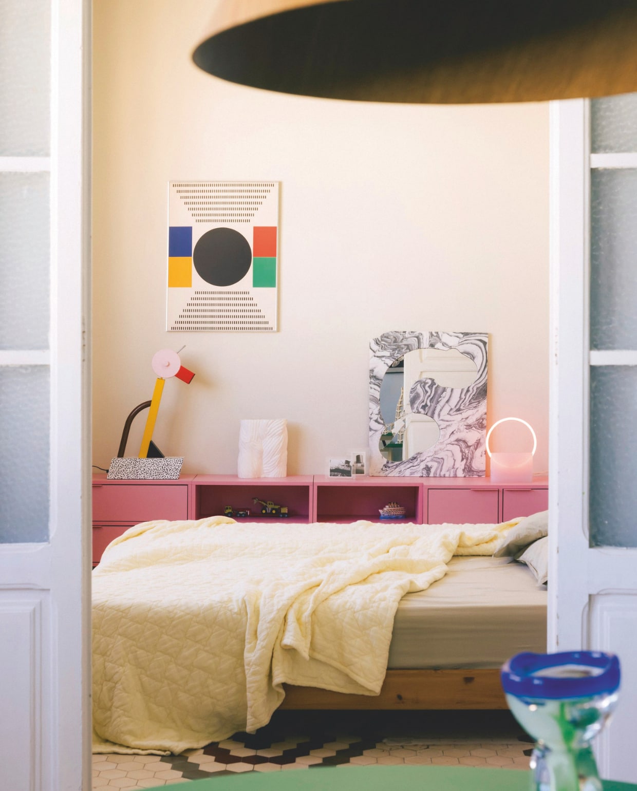 Op voorgrond: The Ocean Cup van Sandra Planken Noun. Lamp 30 Degrees van Hay. vtwonen design 6-2026 | fotografie Katoo Peeters