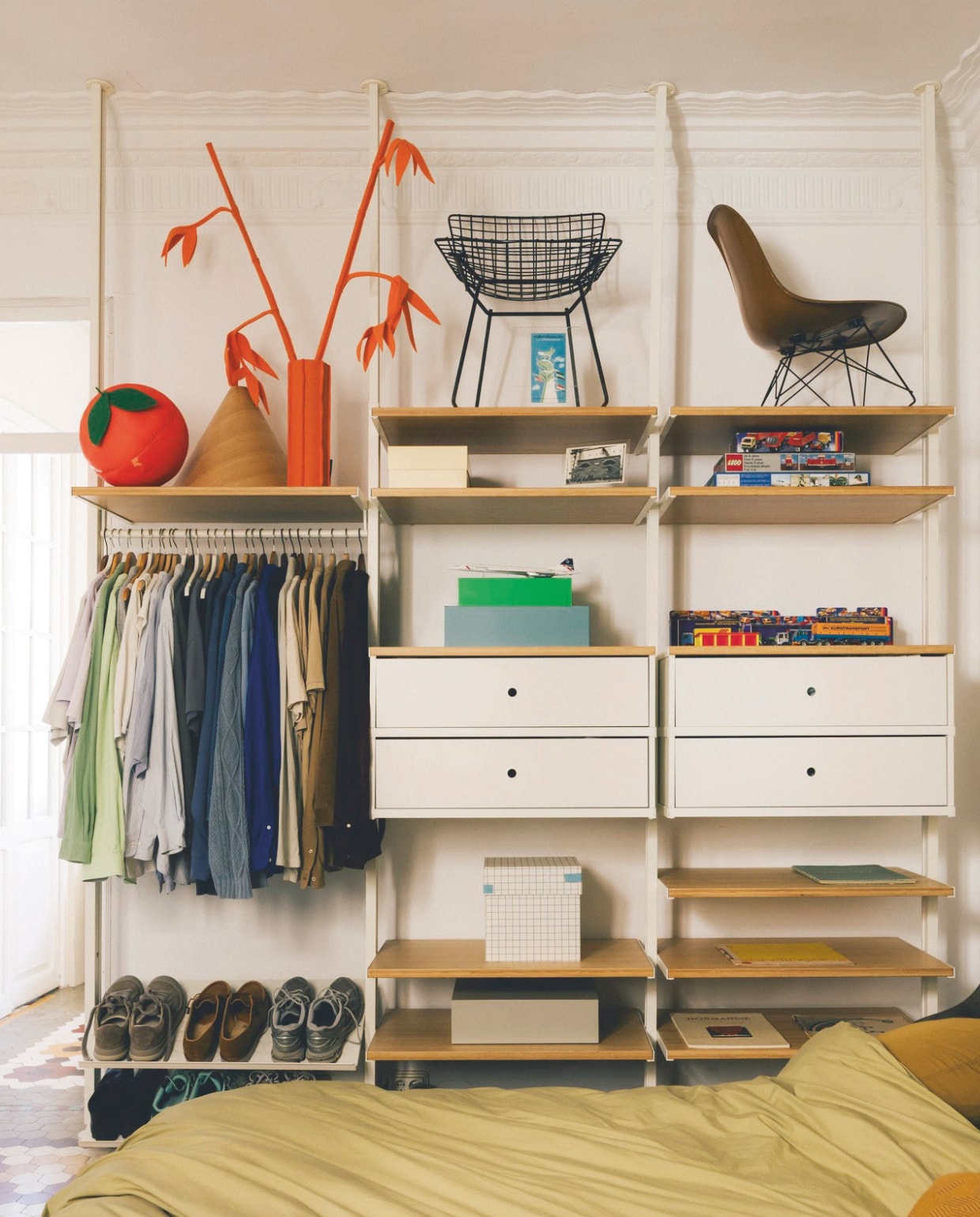 Lampenkap 30 Degrees van Hay. Oranje object Feltplant Blossom van Wandschappen. Stoel raster Bertoia. Loungestoel Lsr van Herman Miller. Vintage Lego en Siku. Dozen Hay. Kuipstoel van Eames voor Herman Miller. vtwonen design 6-2026 | fotografie Katoo Peeters